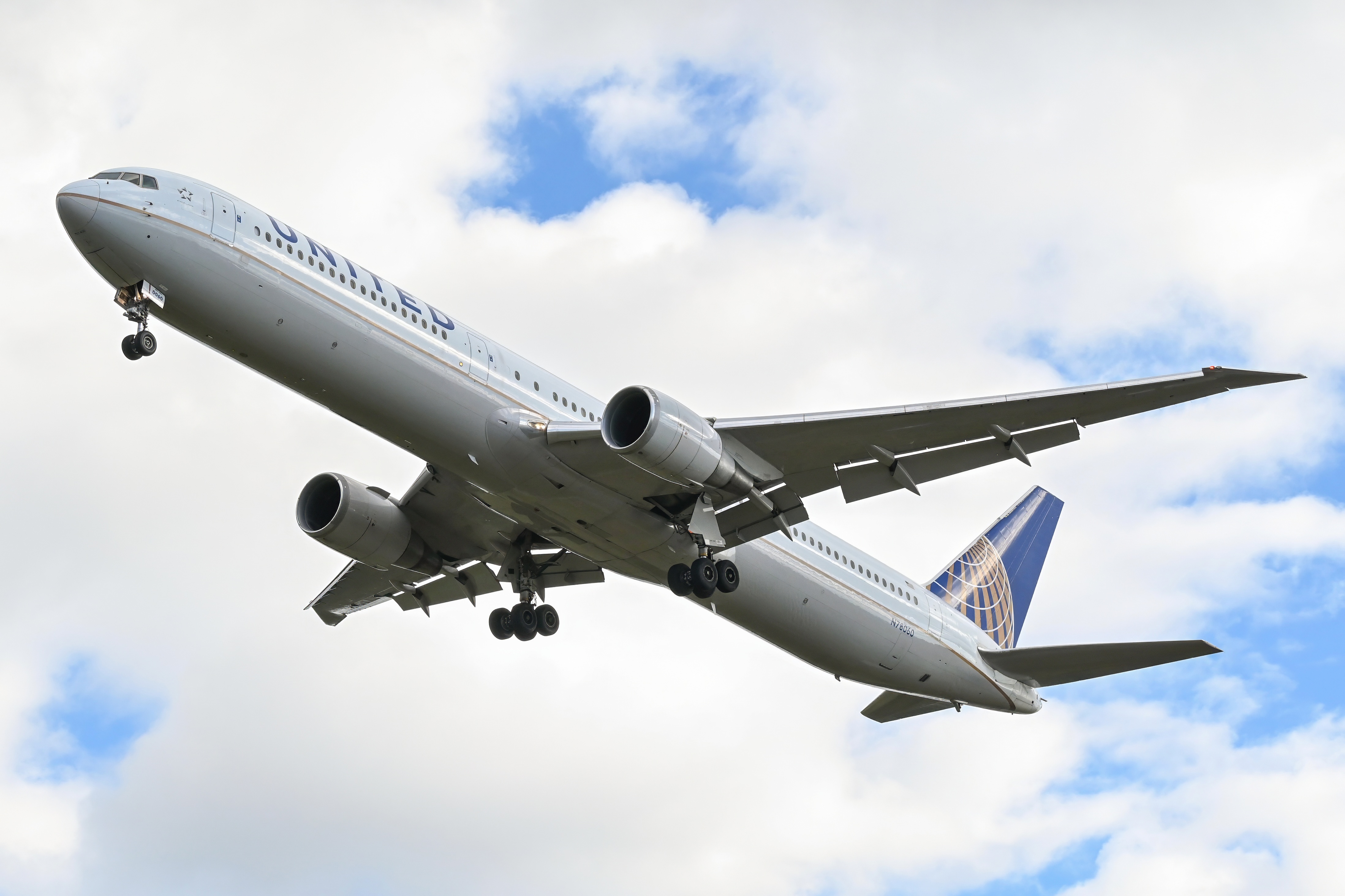 Full size: United Airlines Boeing 767-400ER N78060 at Washington Dulles International Airport