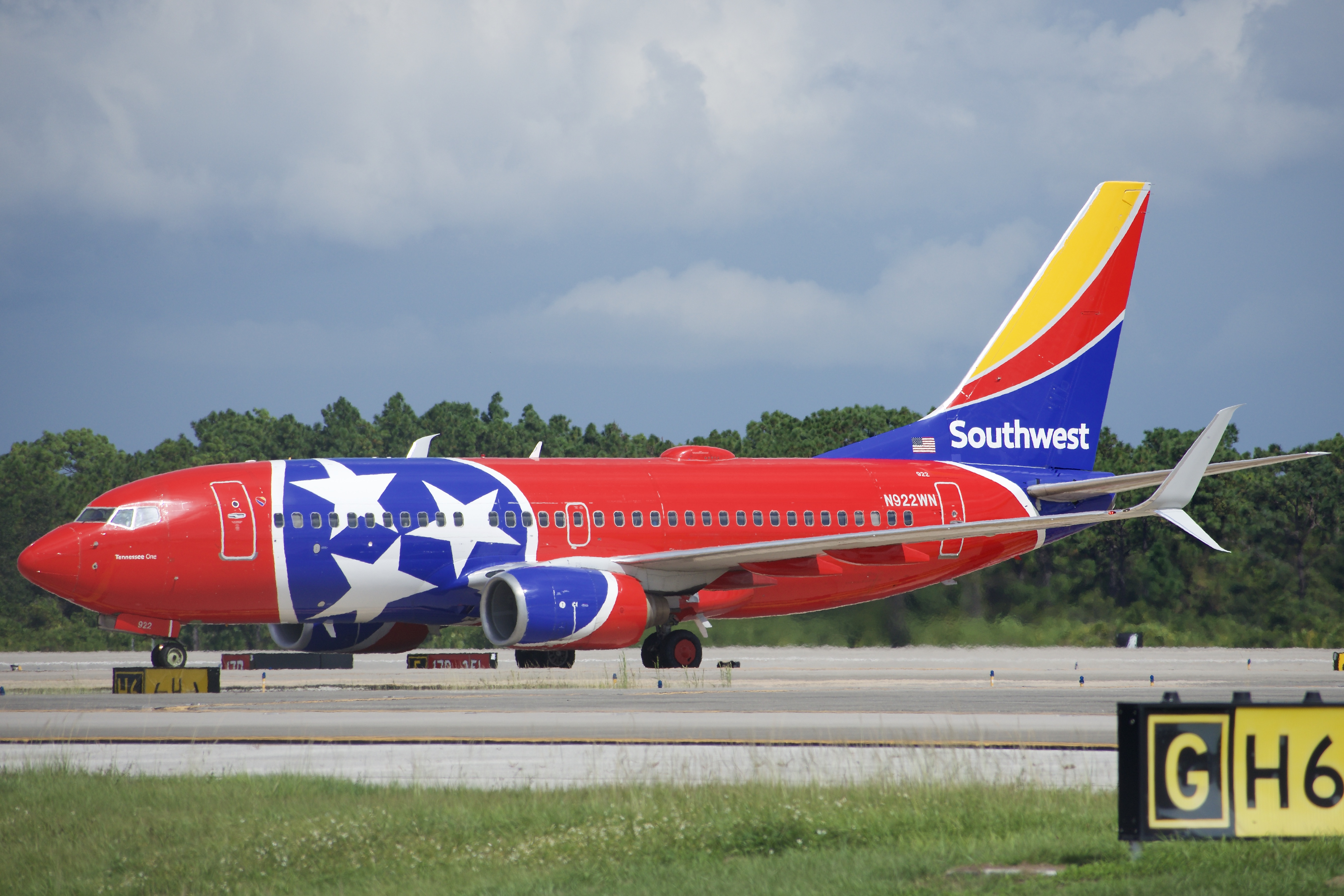 Full size: Southwest Boeing 737-700 N922WN at Orlando International Airport