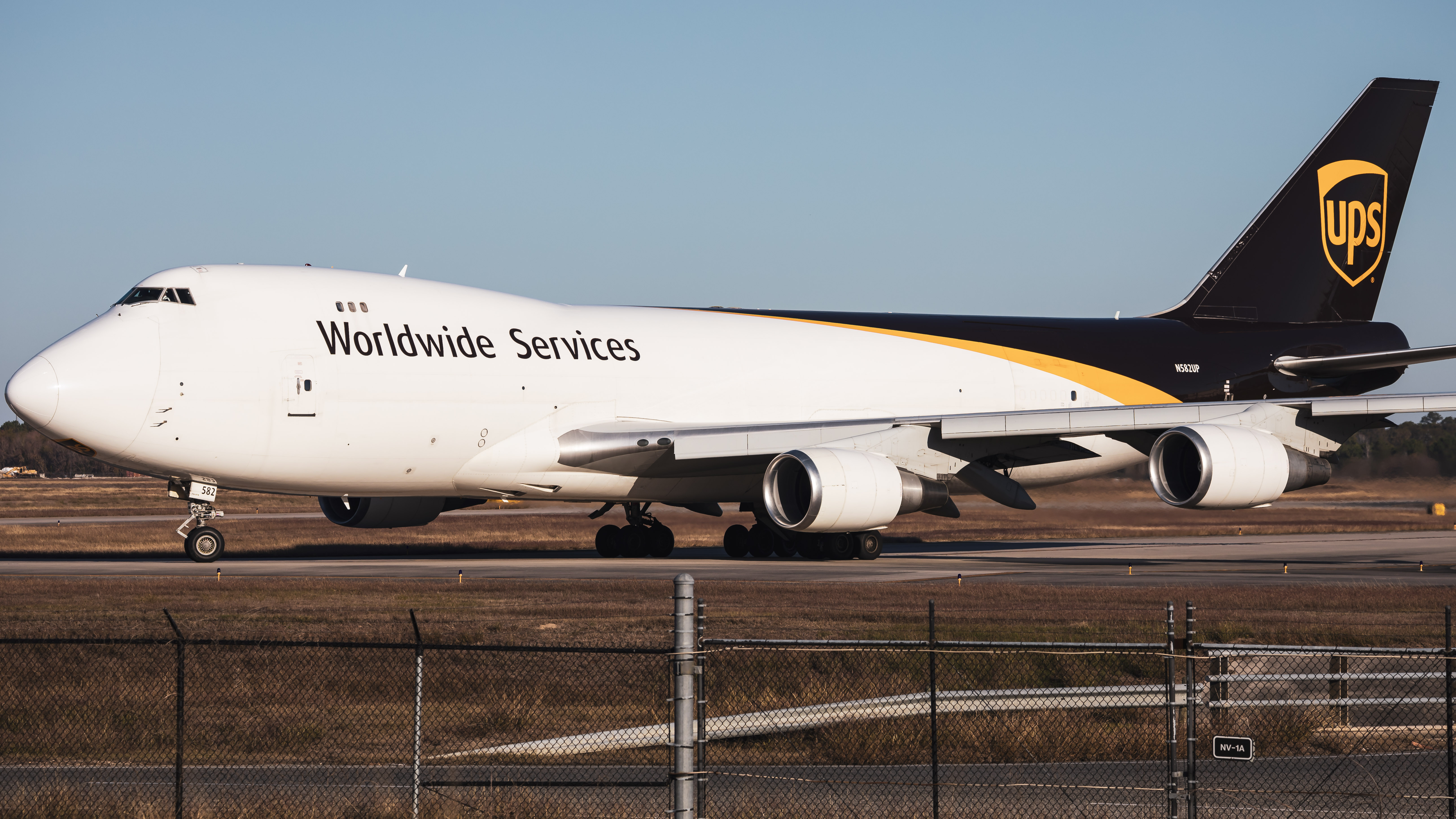 Full size: United Parcel Service Boeing 747-400F N582UP at Houston-George Bush Intercontinental Airport