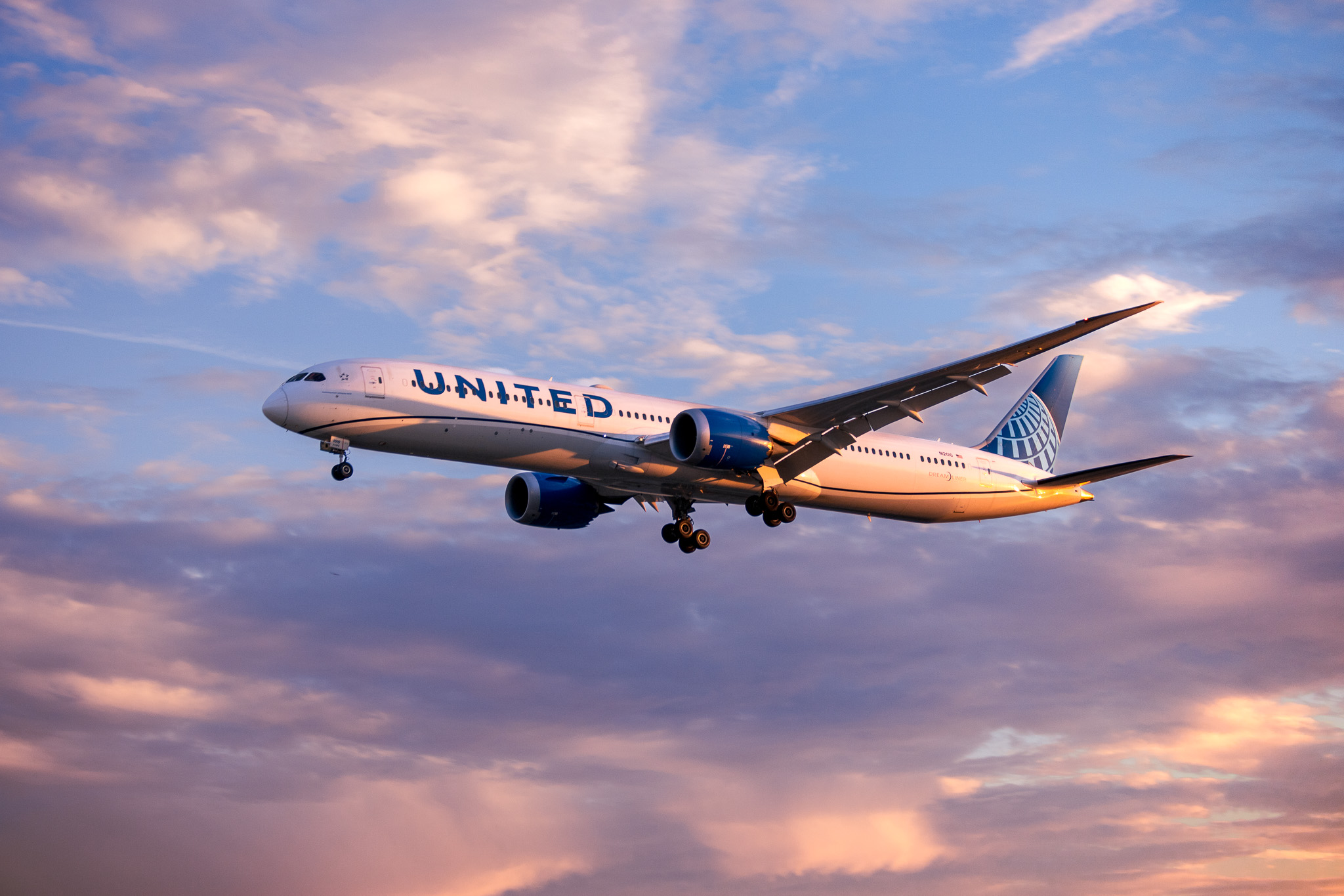 Full size: United Airlines Boeing 787-10 N12010 at Chicago O'Hare International Airport