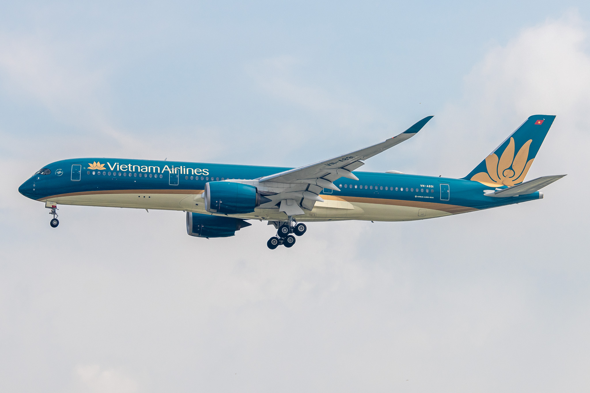 Full size: Vietnam Airlines Airbus A350-900 VN-A891 at Tan Son Nhat International Airport