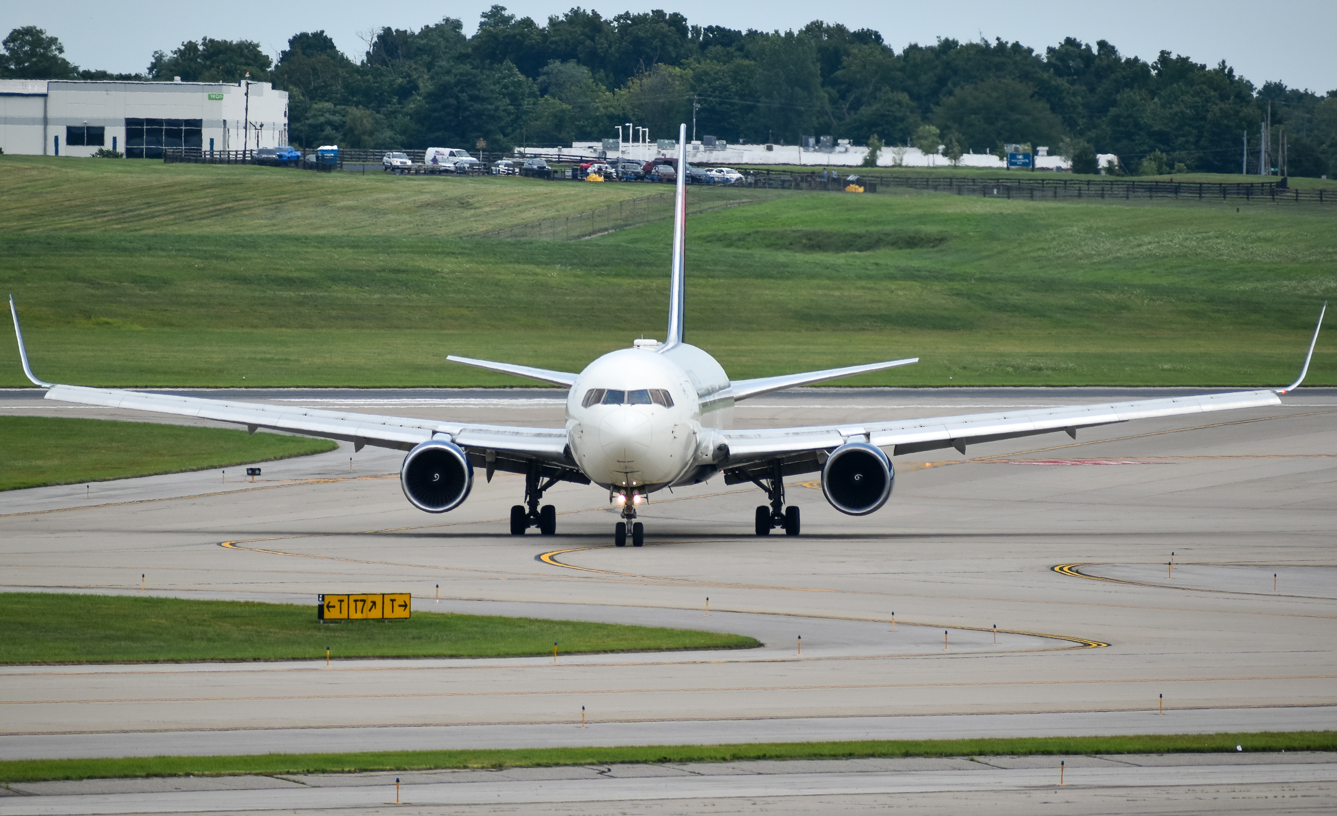 Full size: Delta Airlines Boeing 767-300ER N182DN at Cincinnati/Northern Kentucky International Airport