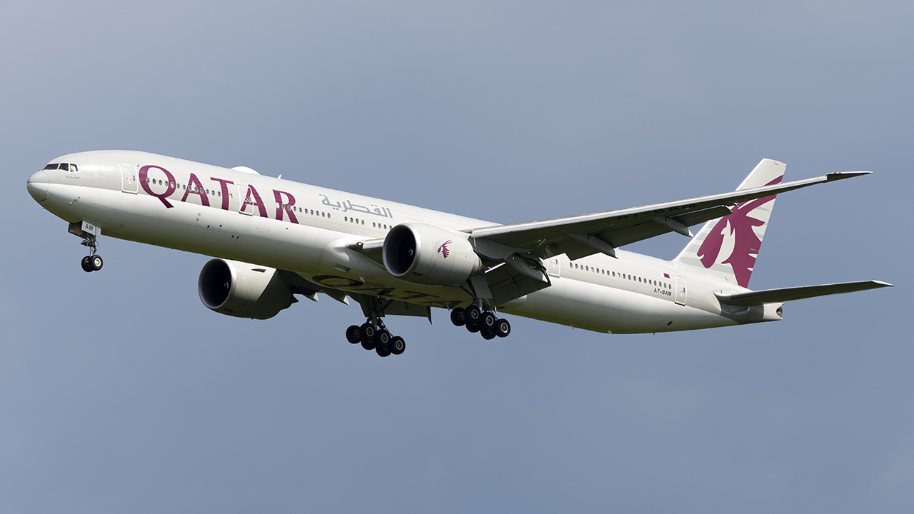 Full size: Qatar Airways Boeing 777-300ER A7-BAM at Washington Dulles International Airport