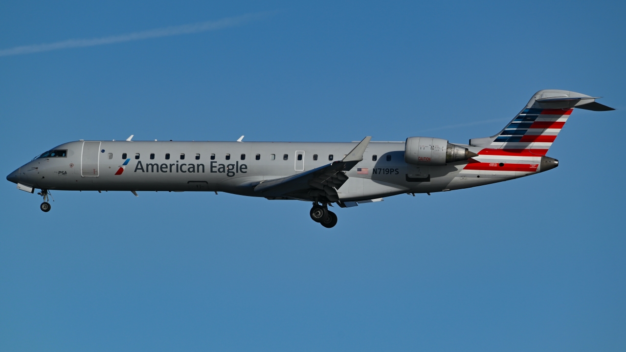 Full size: American Eagle Mitsubishi CRJ-700 N719PS at Ronald Reagan National Airport