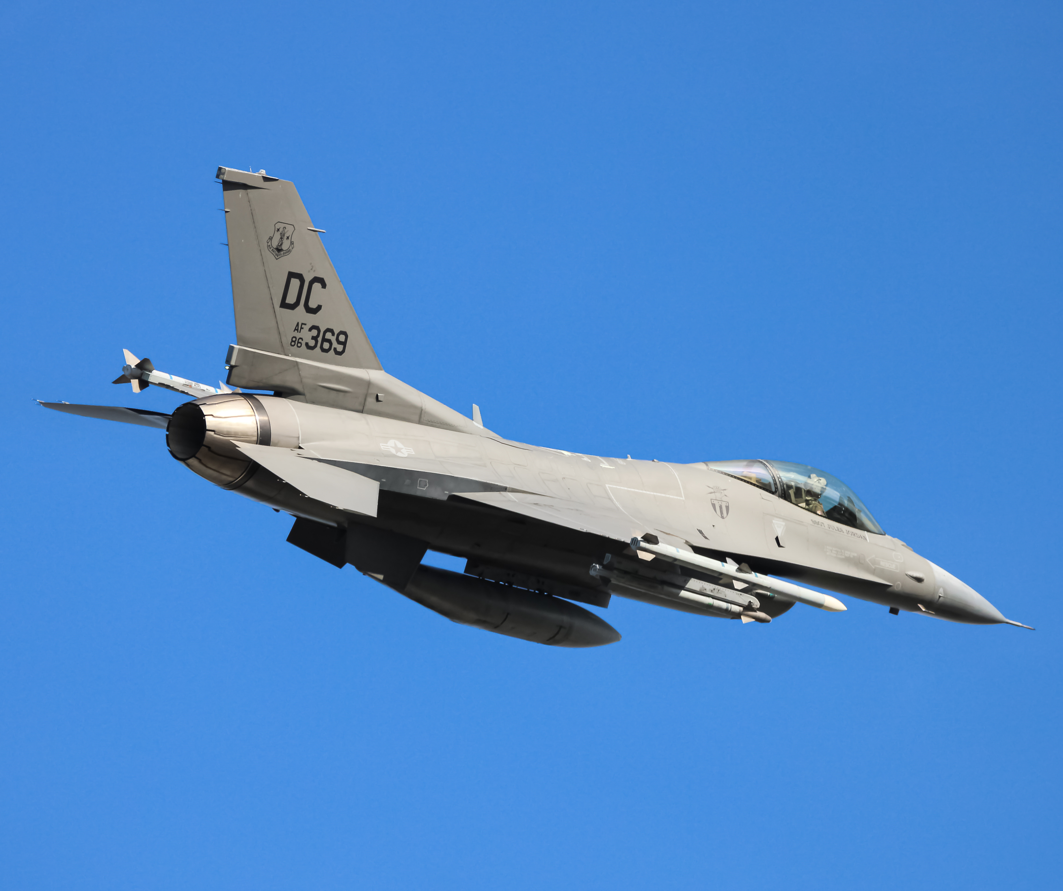 Full size: USAF - United States Air Force General Dynamics F-16 Fighting Falcon 86-0369 at Joint Base Andrews