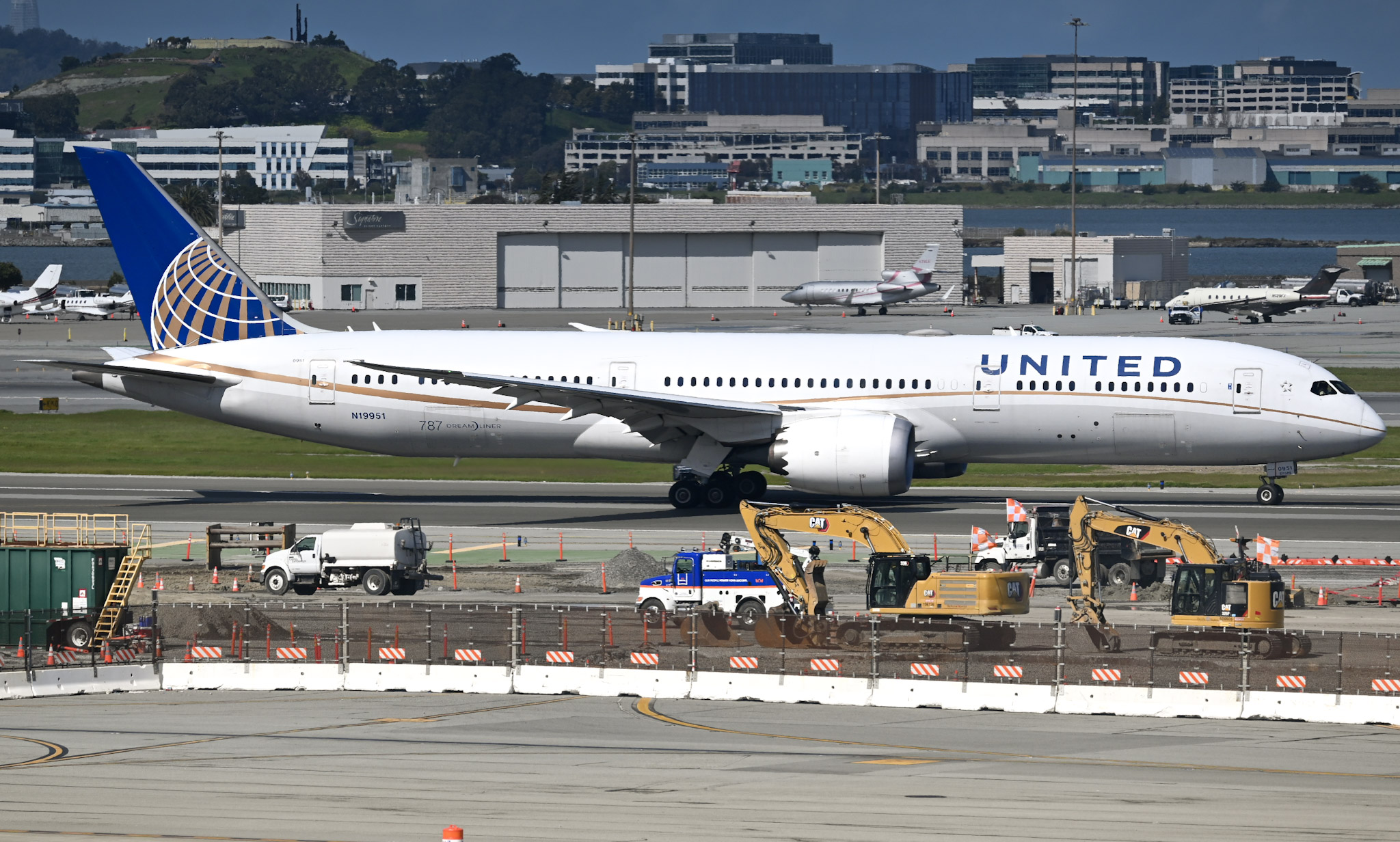 Full size: United Airlines Boeing 787-9 N19951 at San Francisco International Airport