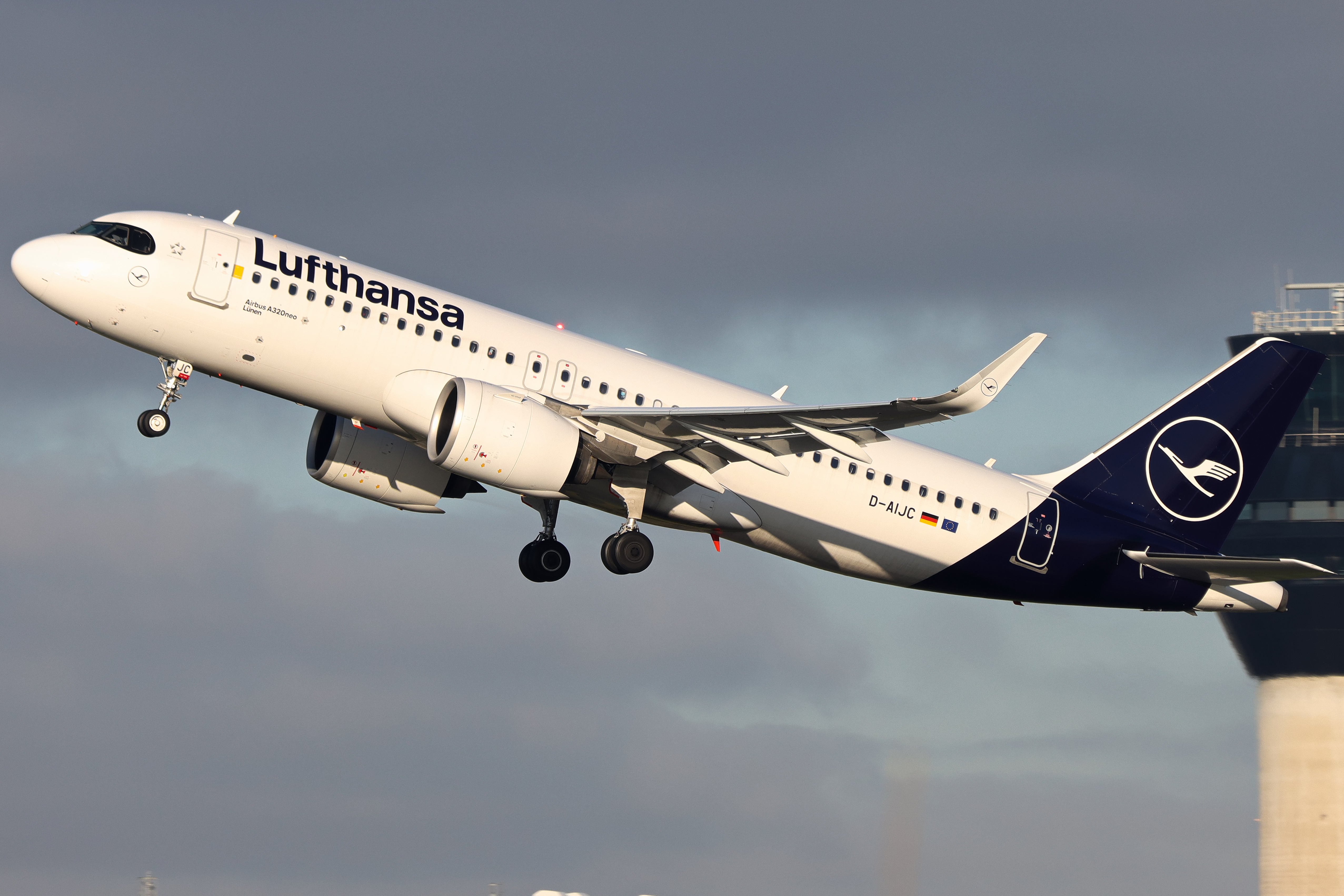 Full size: Lufthansa Airbus A320NEO D-AIJC at Manchester Airport