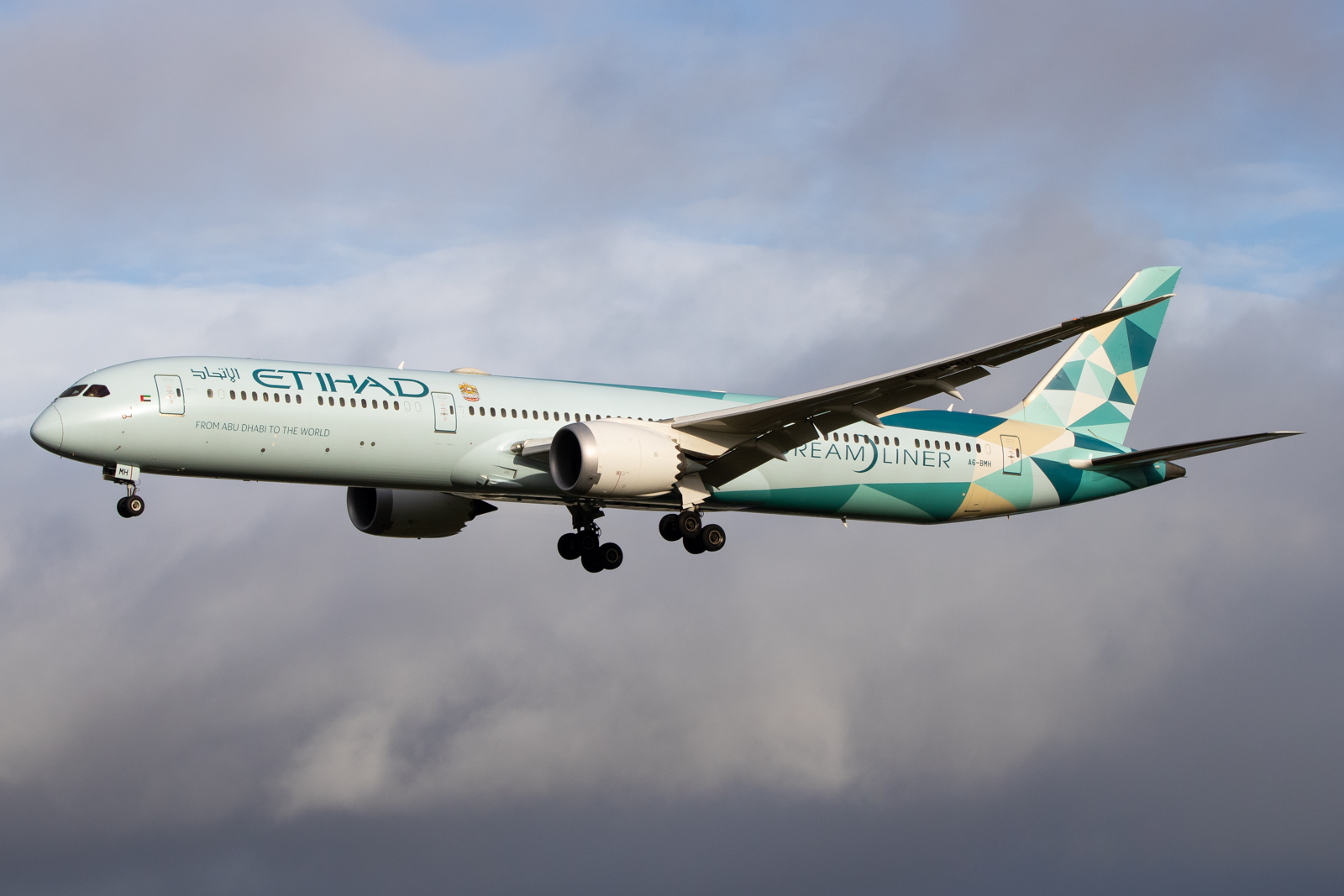 Full size: Etihad Airways Boeing 787-10 A6-BMH at London Heathrow International Airport