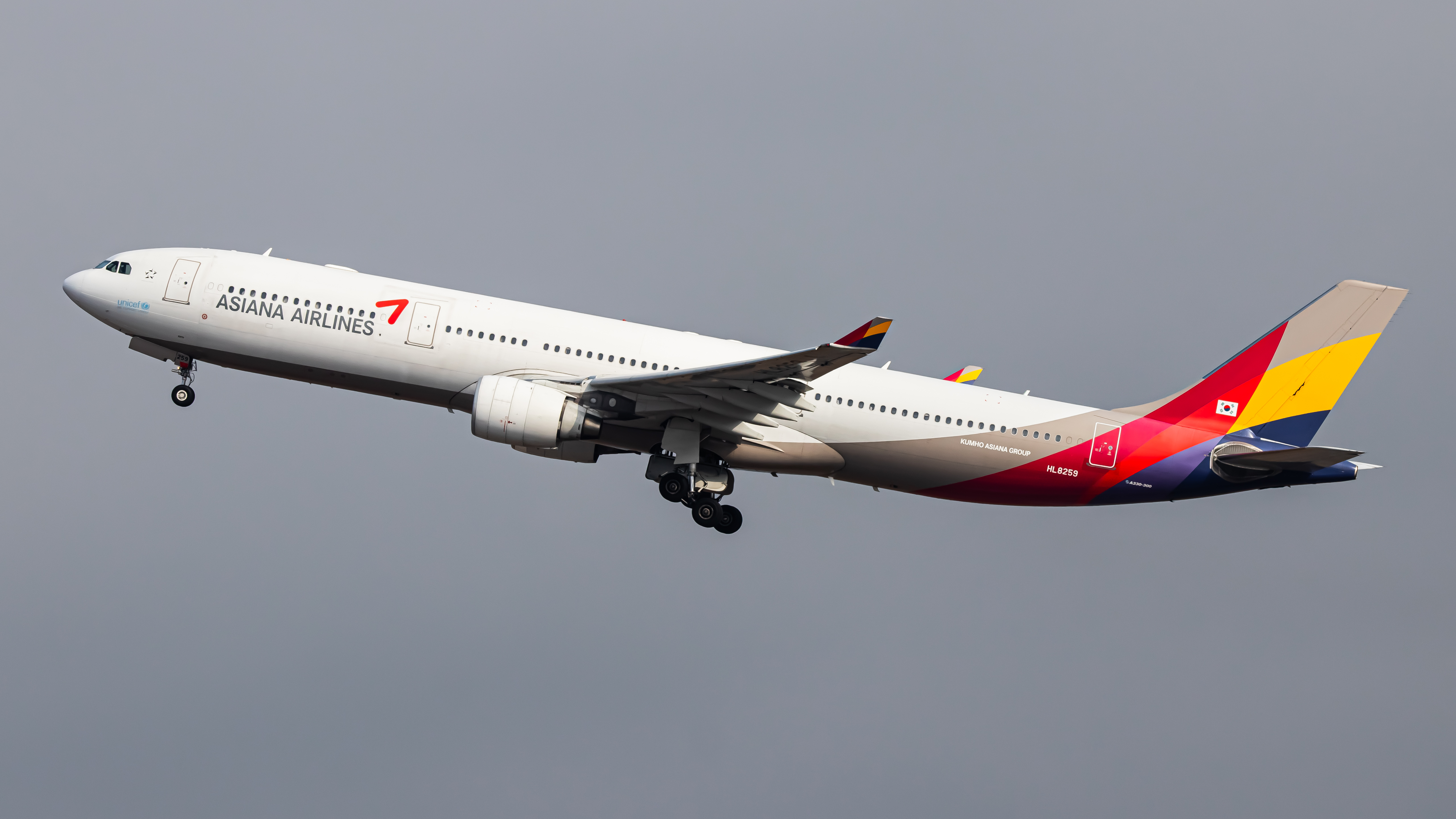 Full size: Asiana Airlines Airbus A330-300 HL8259 at Seoul-Incheon International Airport