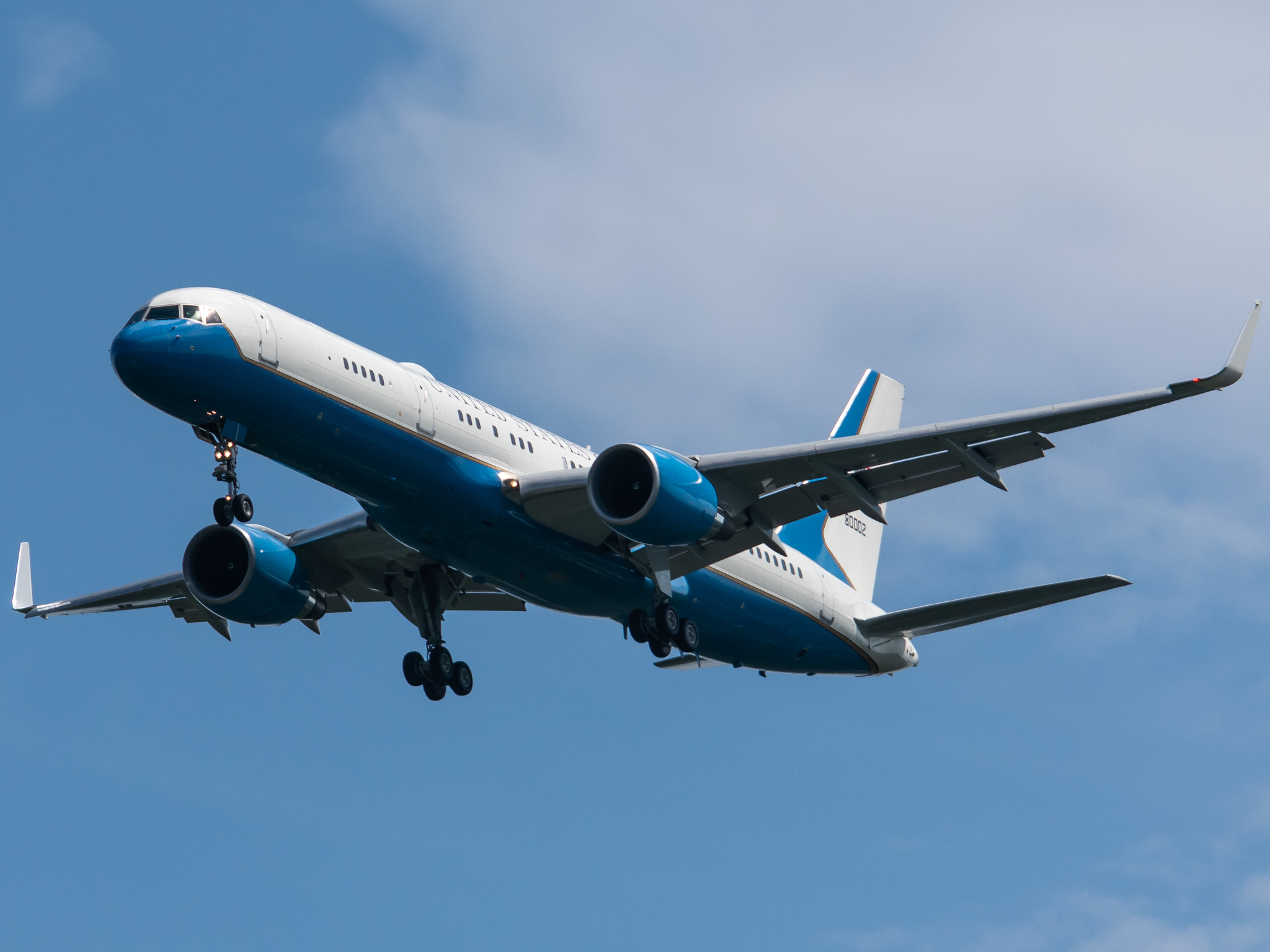 Full size: United States Air Force Boeing C-32 98-0002 at Joint Base Andrews