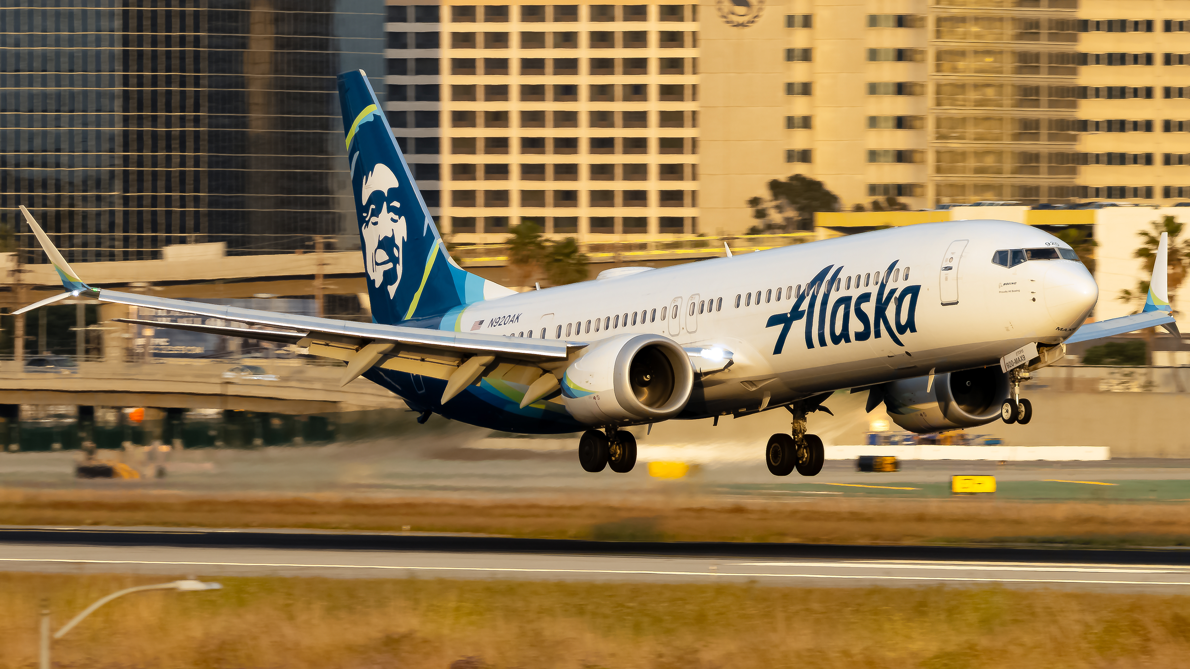Full size: Alaska Airlines Boeing 737 MAX 9 N920AK at Los Angeles International Airport
