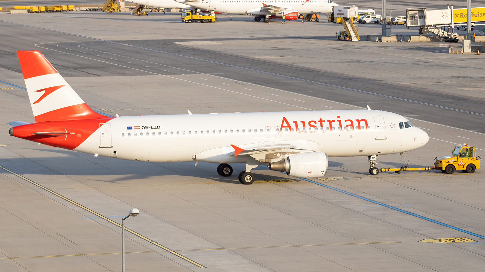 Full size: Austrian Airlines Airbus A320 OE-LXE at Vienna International Airport