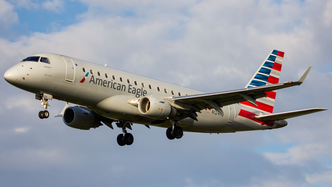 Full size: American Eagle Embraer E175 N124HQ at John Glenn Columbus International Airport