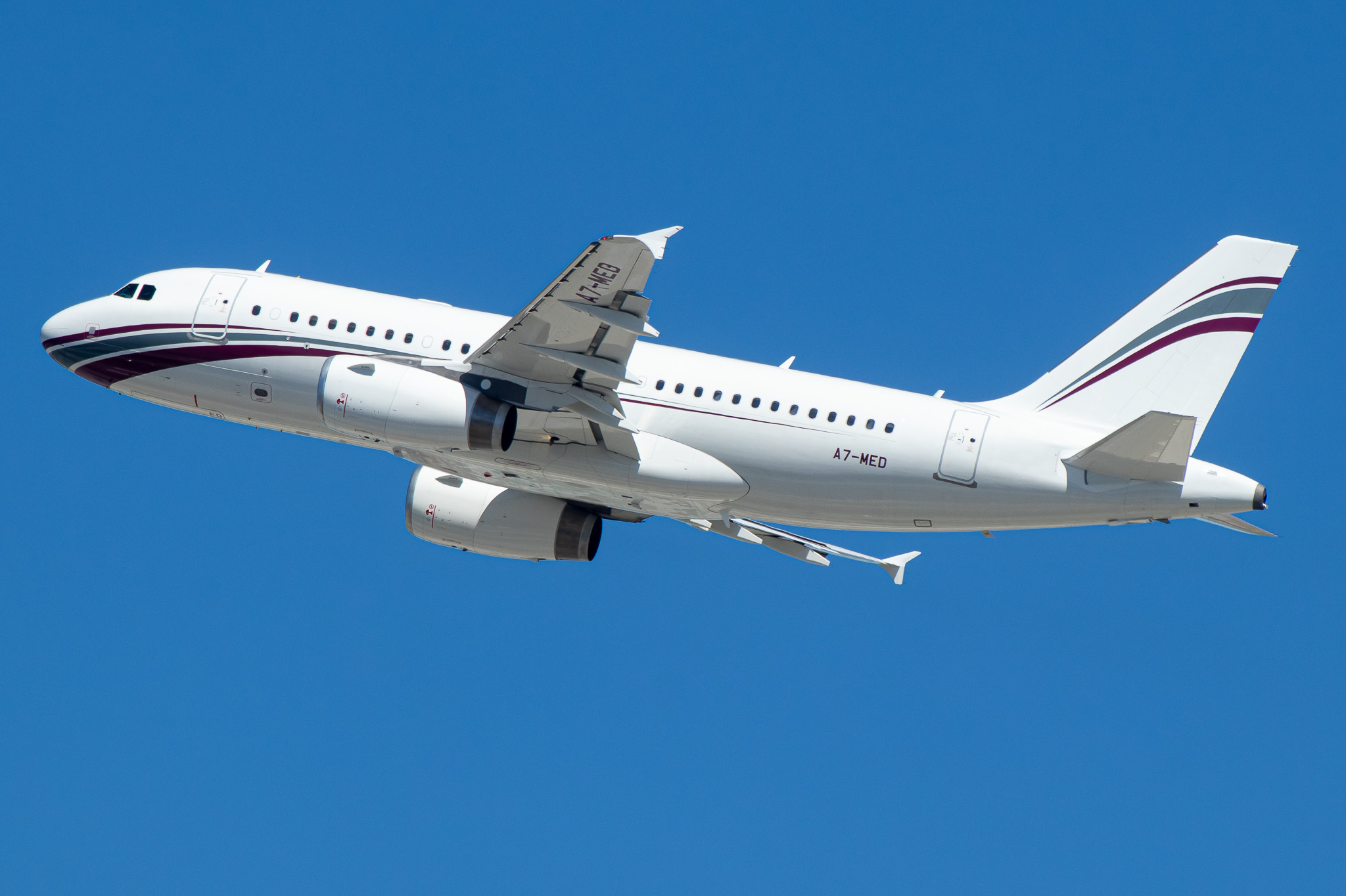 Full size: Qatar Amiri Flight Airbus A319 A7-MED at Los Angeles International Airport