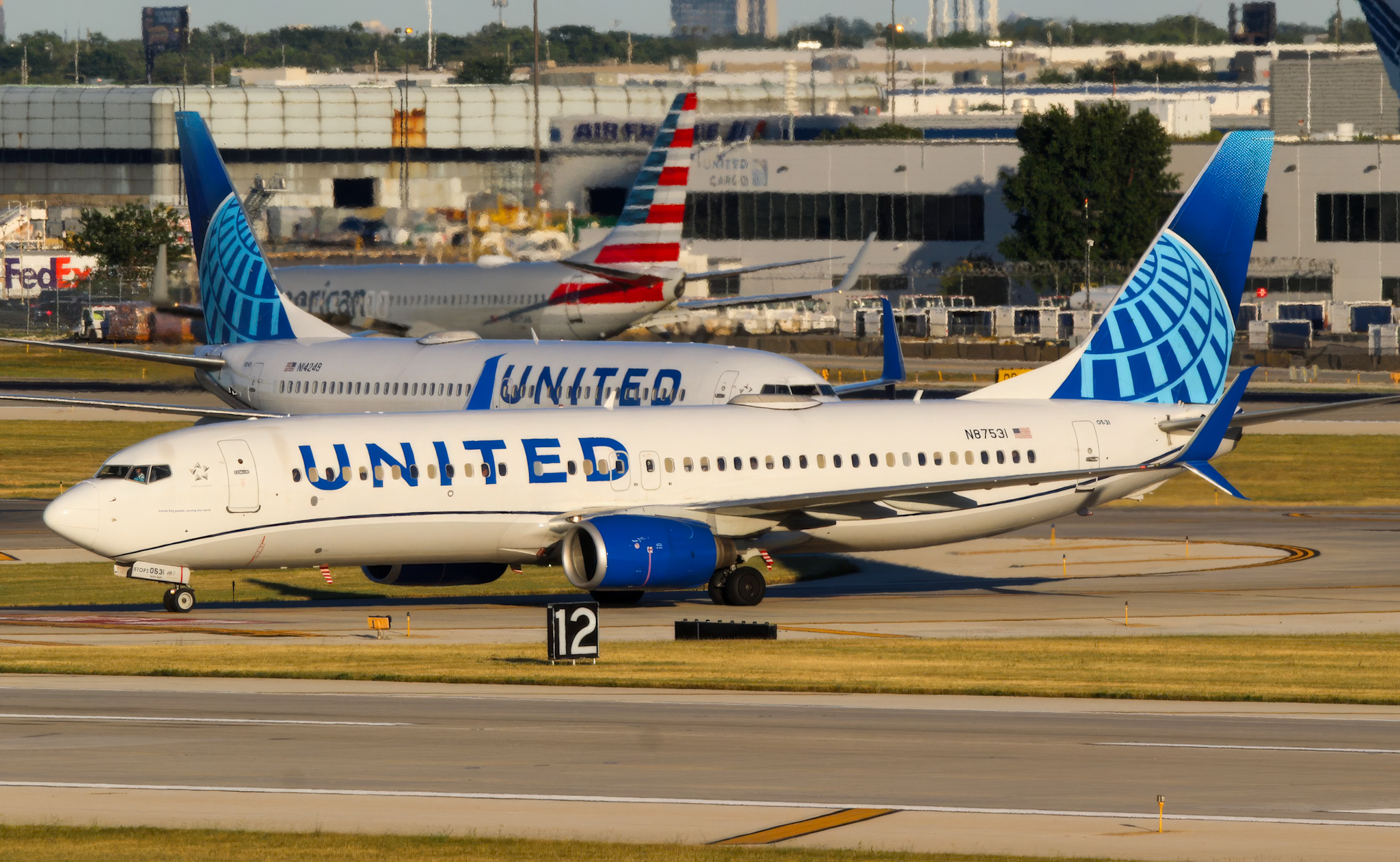 Full size: United Airlines Boeing 737-800 N87531 at Chicago O'Hare International Airport