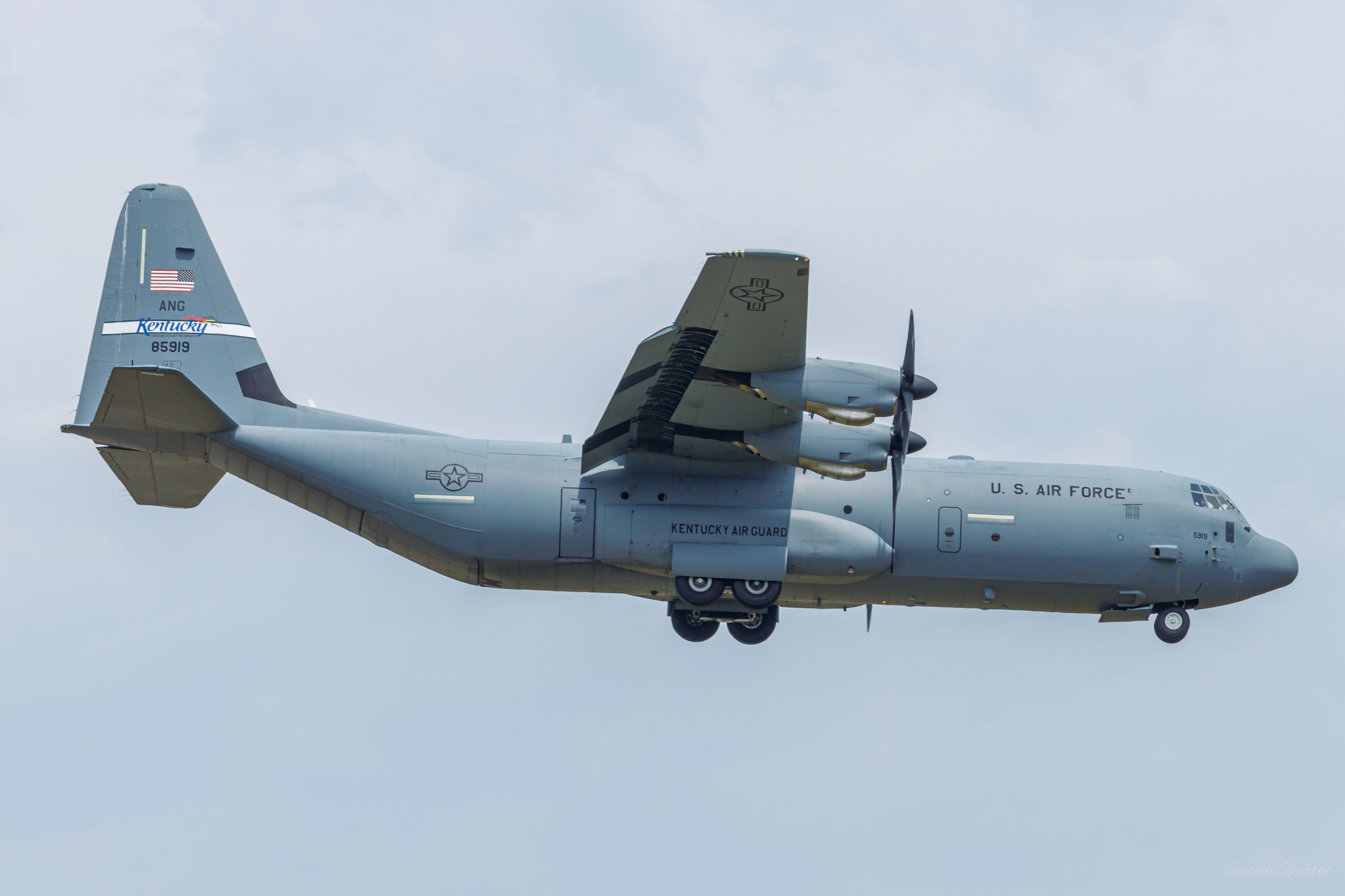 Full size: USAF - United States Air Force Lockheed C-130J Hercules 18-5919 at Louisville Muhammad Ali International Airport