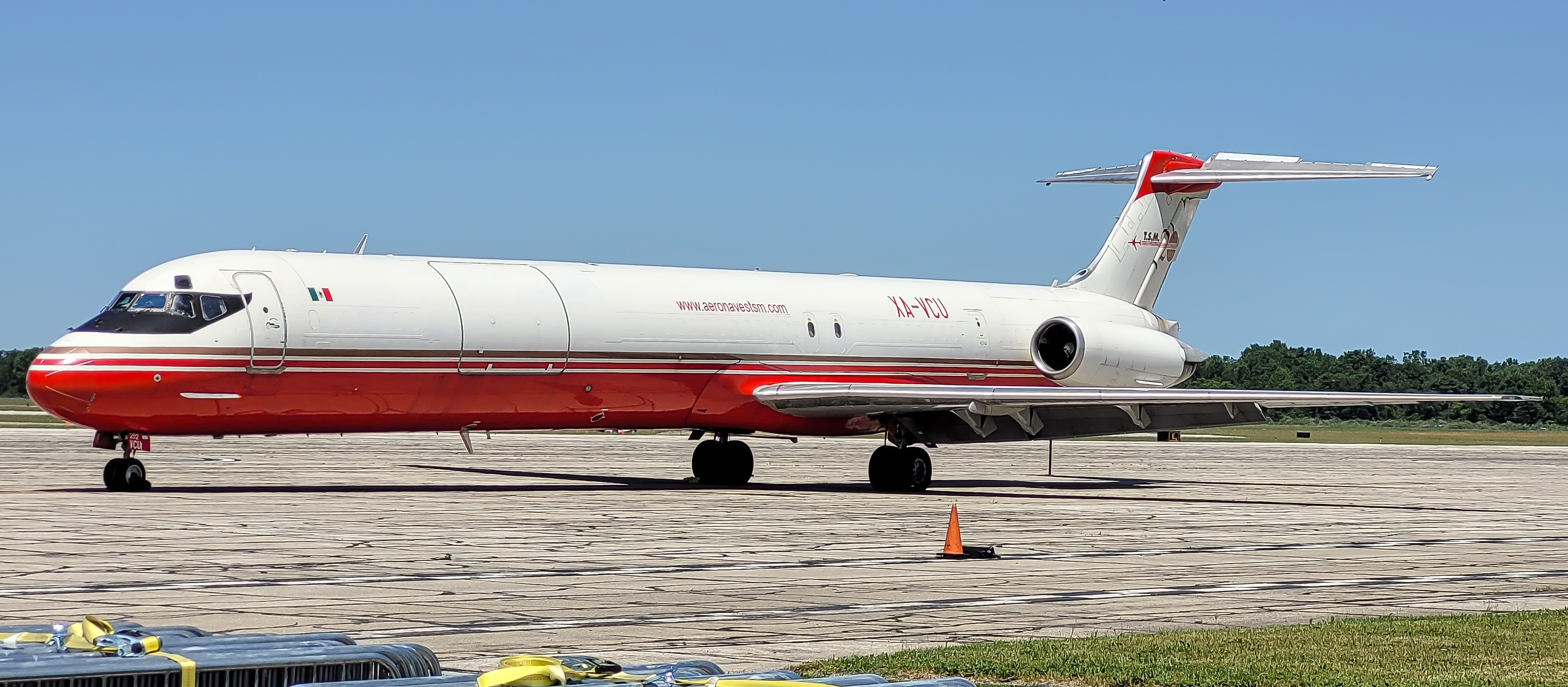Full size: Aeronaves TSM McDonnell Douglas MD-83(SF) XA-VCU at Willow Run Airport