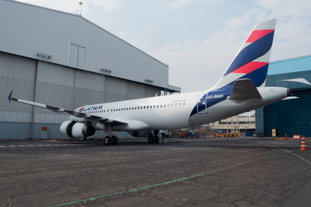Full size: LATAM Airbus A320 CC-BAH at Mexico City International Airport
