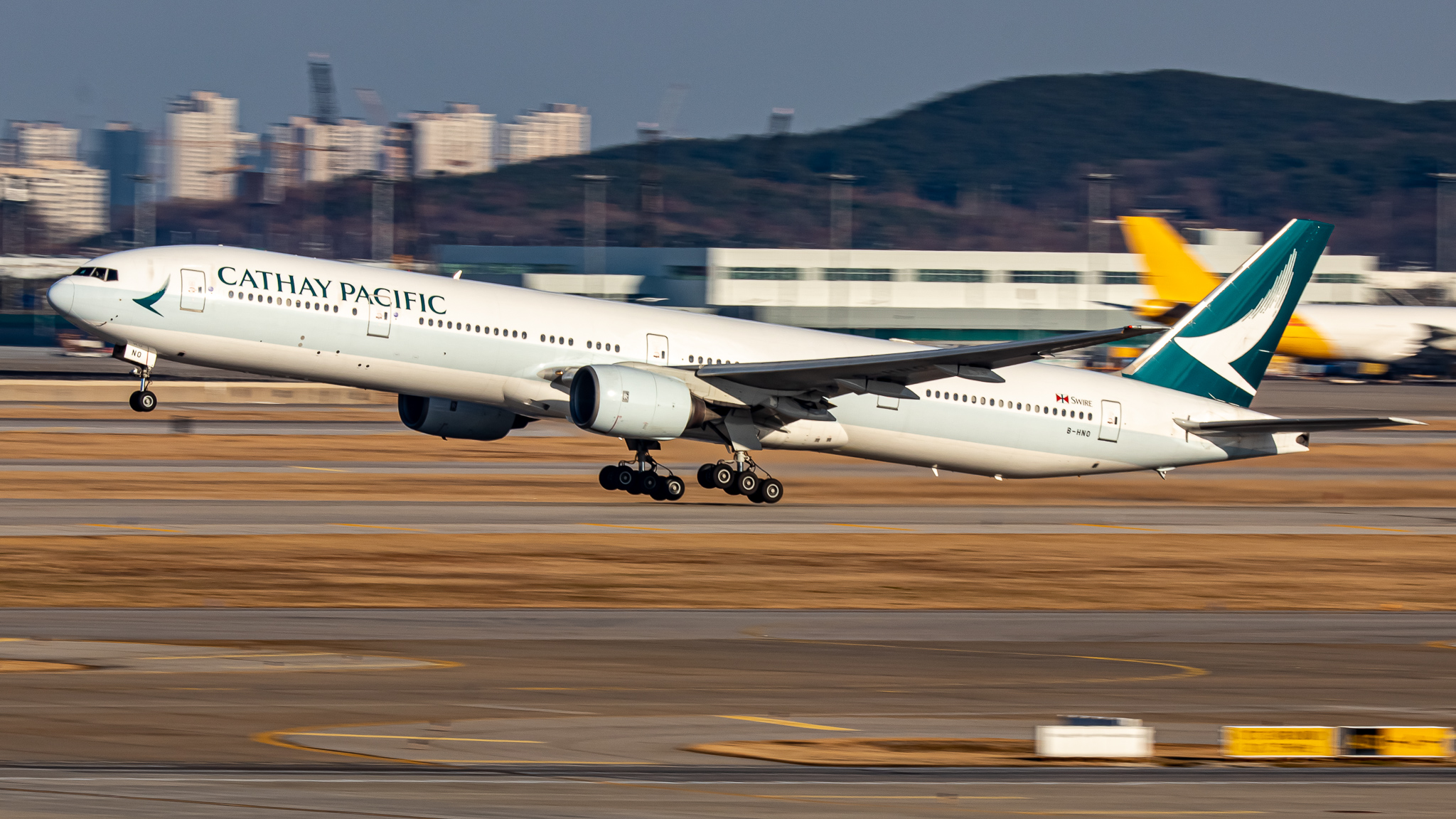 Full size: Cathay Pacific Boeing 777-300 B-HNO at Seoul-Incheon International Airport