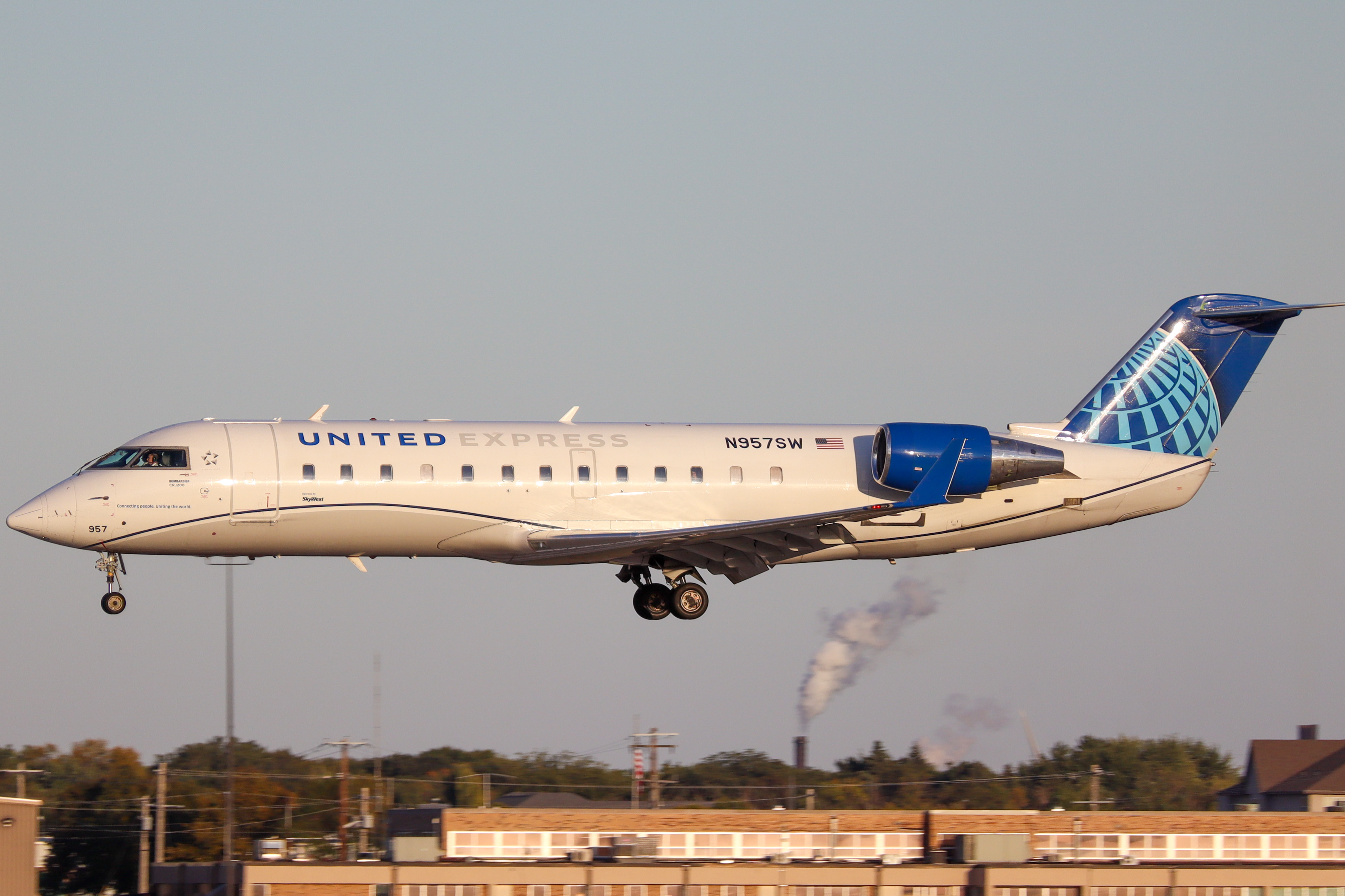 Full size: United Airlines Mitsubishi CRJ-200 N957SW at Hector International Airport