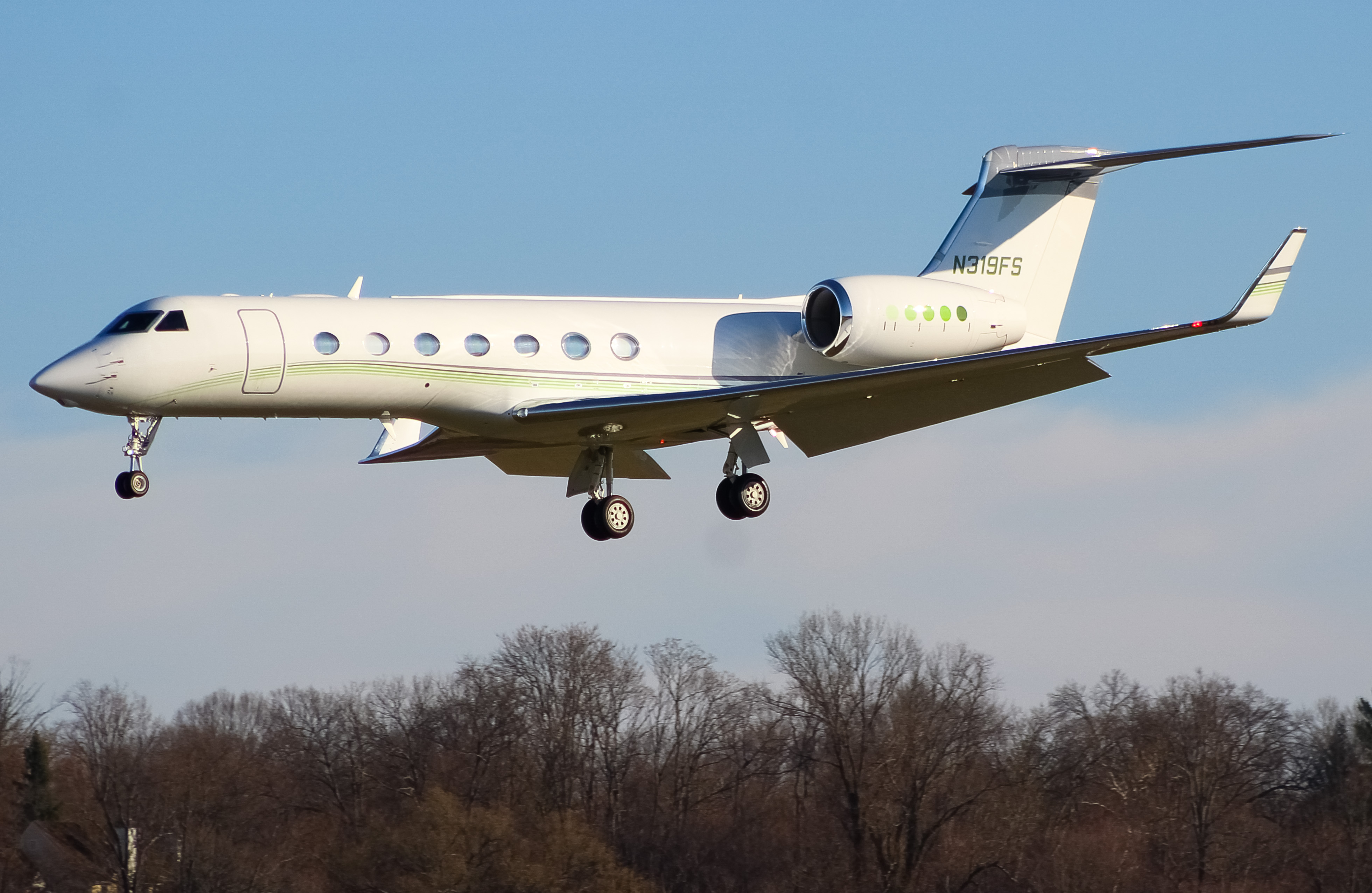 Full size: PRIVATE  Gulfstream G550 N319FS  at Cincinnati Municipal Airport/Lunken Field