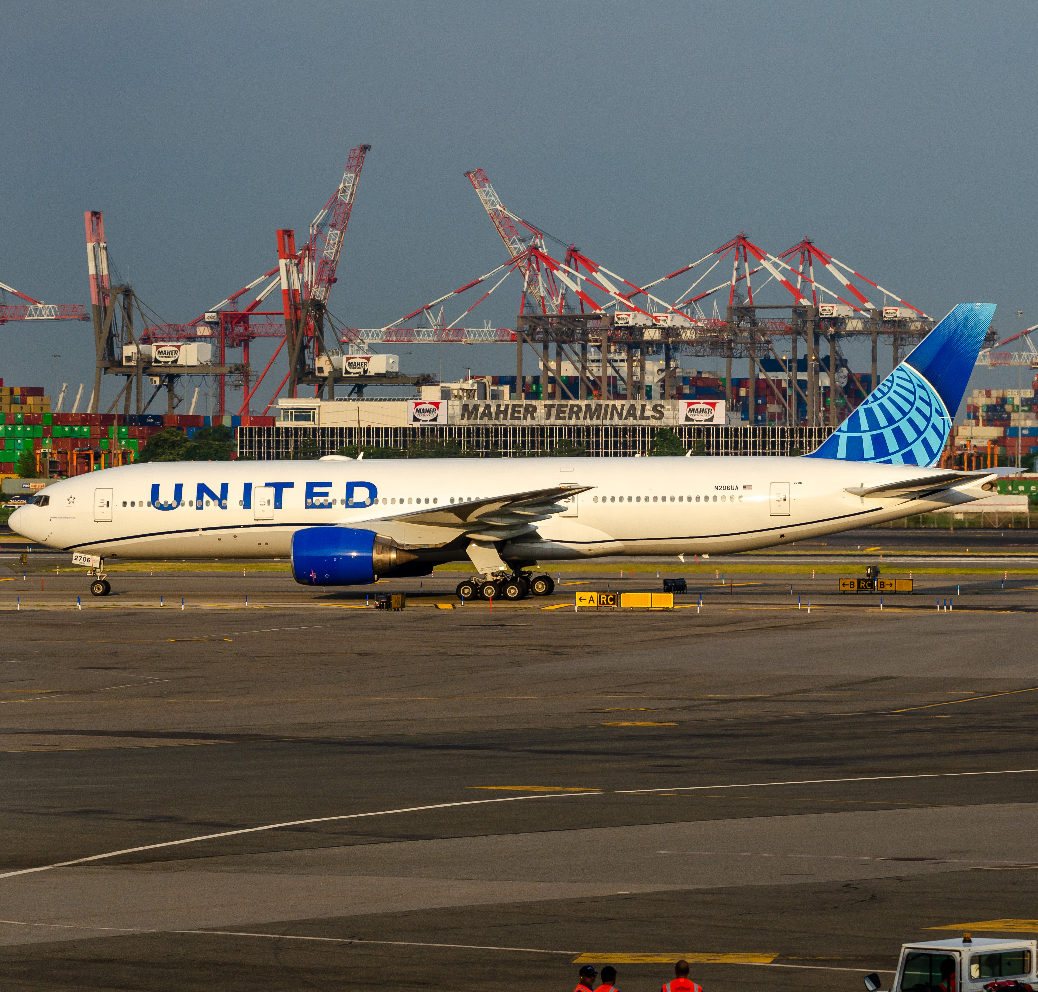 Full size: United Airlines Boeing 777-200ER N206UA at Newark Liberty International Airport