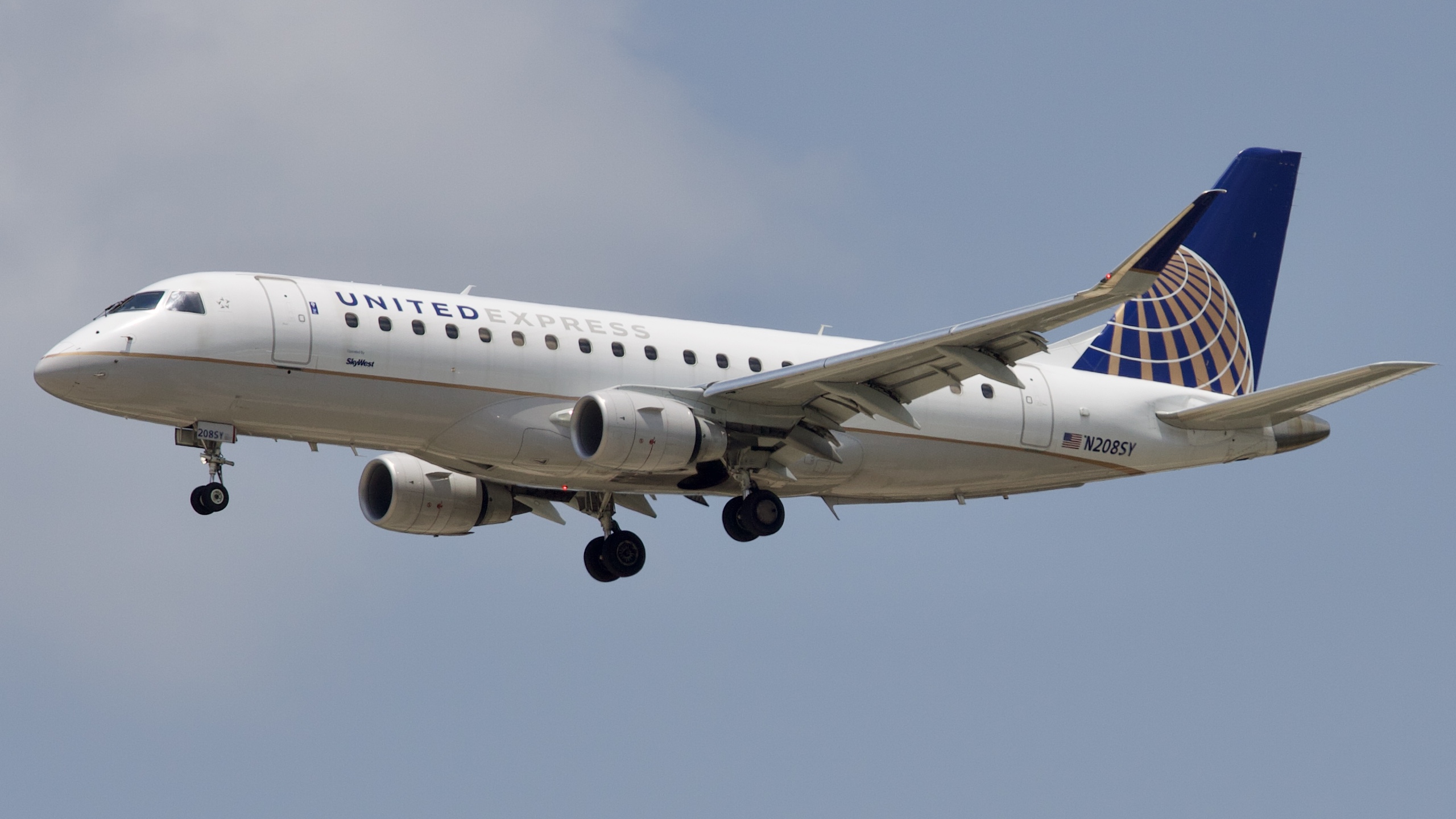 Full size: United Express Embraer E175 N208SY at Houston-George Bush Intercontinental Airport
