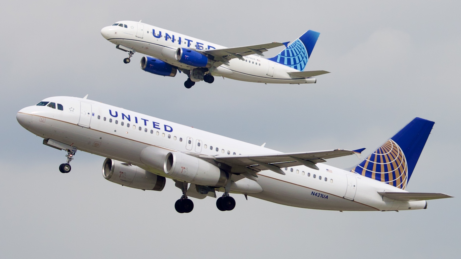 Full size: United Airlines Airbus A320 N421UA at Houston-George Bush Intercontinental Airport