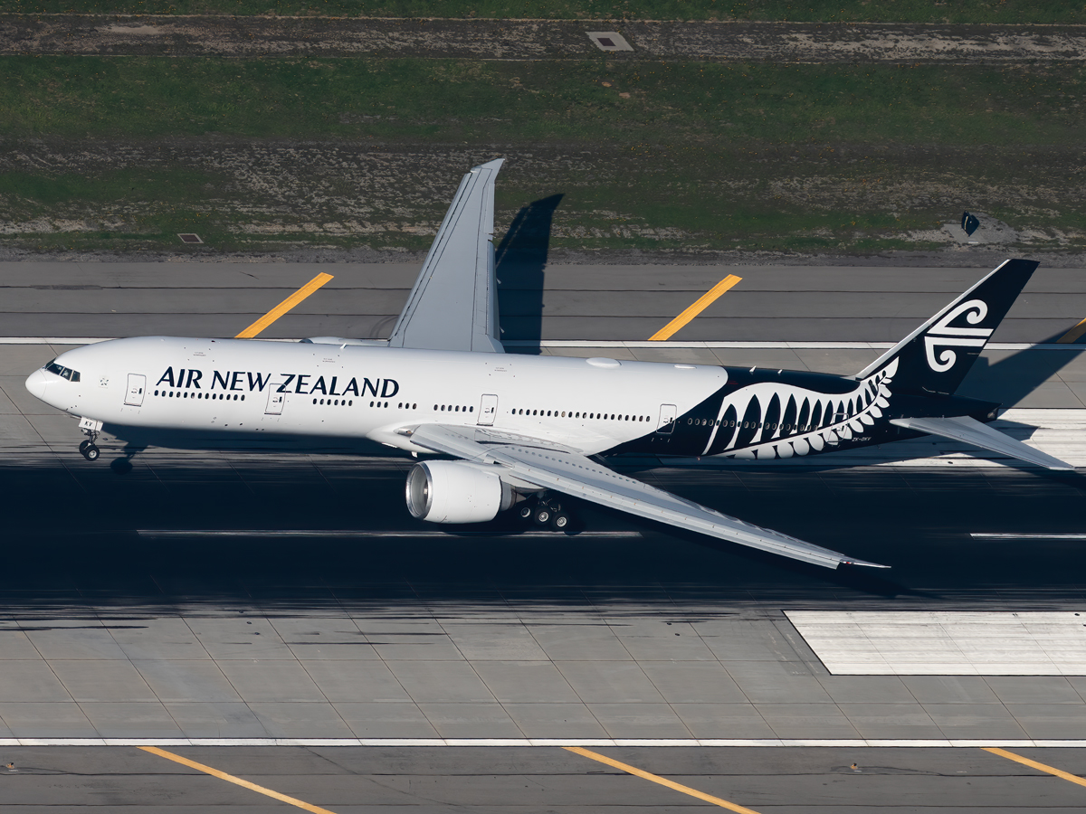 Full size: Air New Zealand Boeing 777-300ER ZK-OKV at Los Angeles International Airport