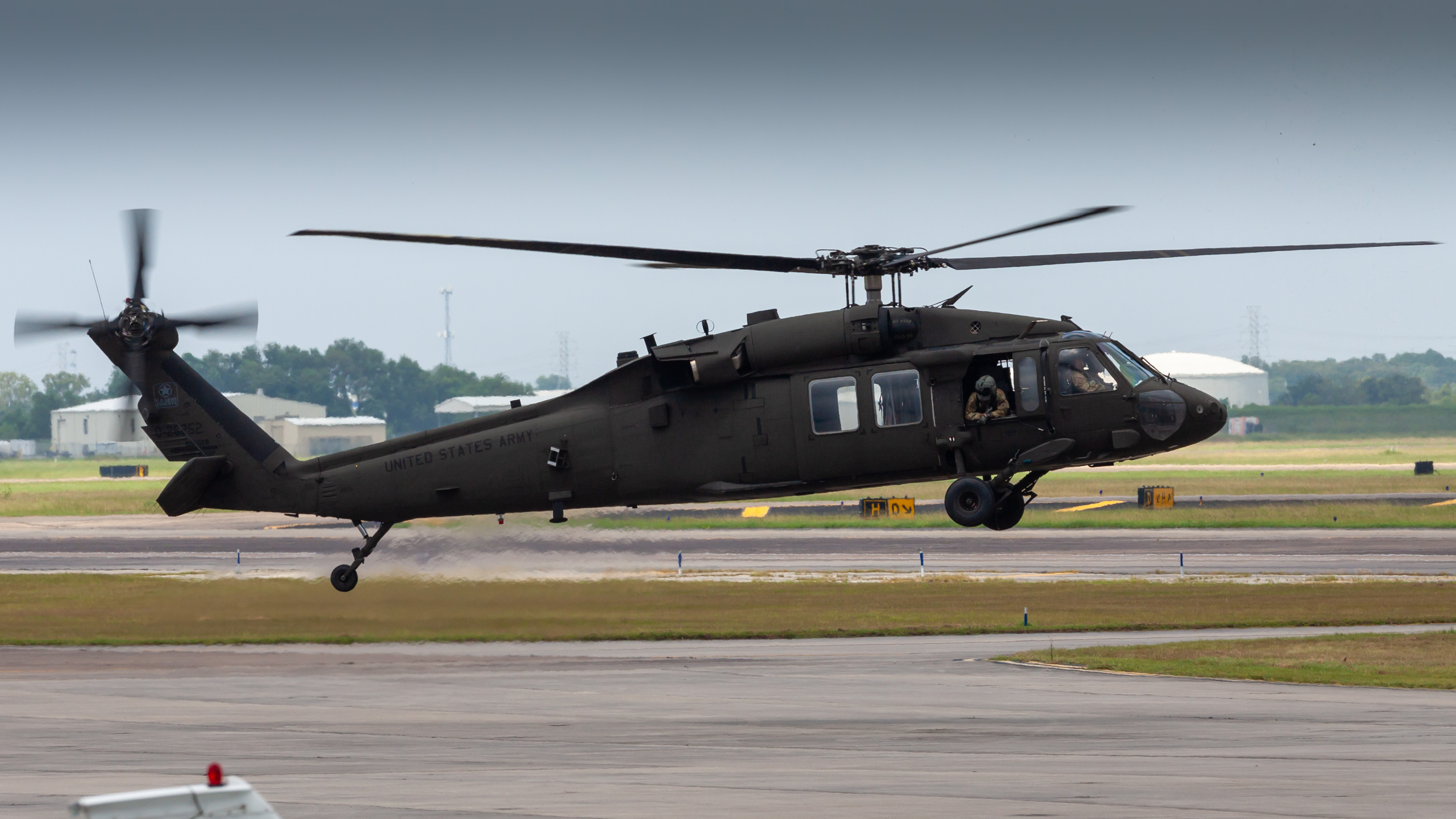 Full size: US Army Sikorsky UH-60 Blackhawk 00-26252 at Ellington Airport