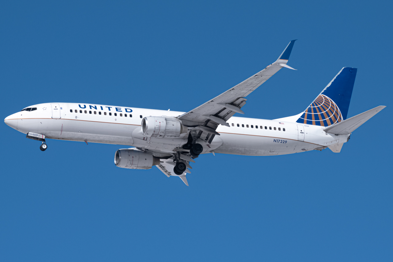 Full size: United Airlines Boeing 737-800 N17229 at Denver International Airport