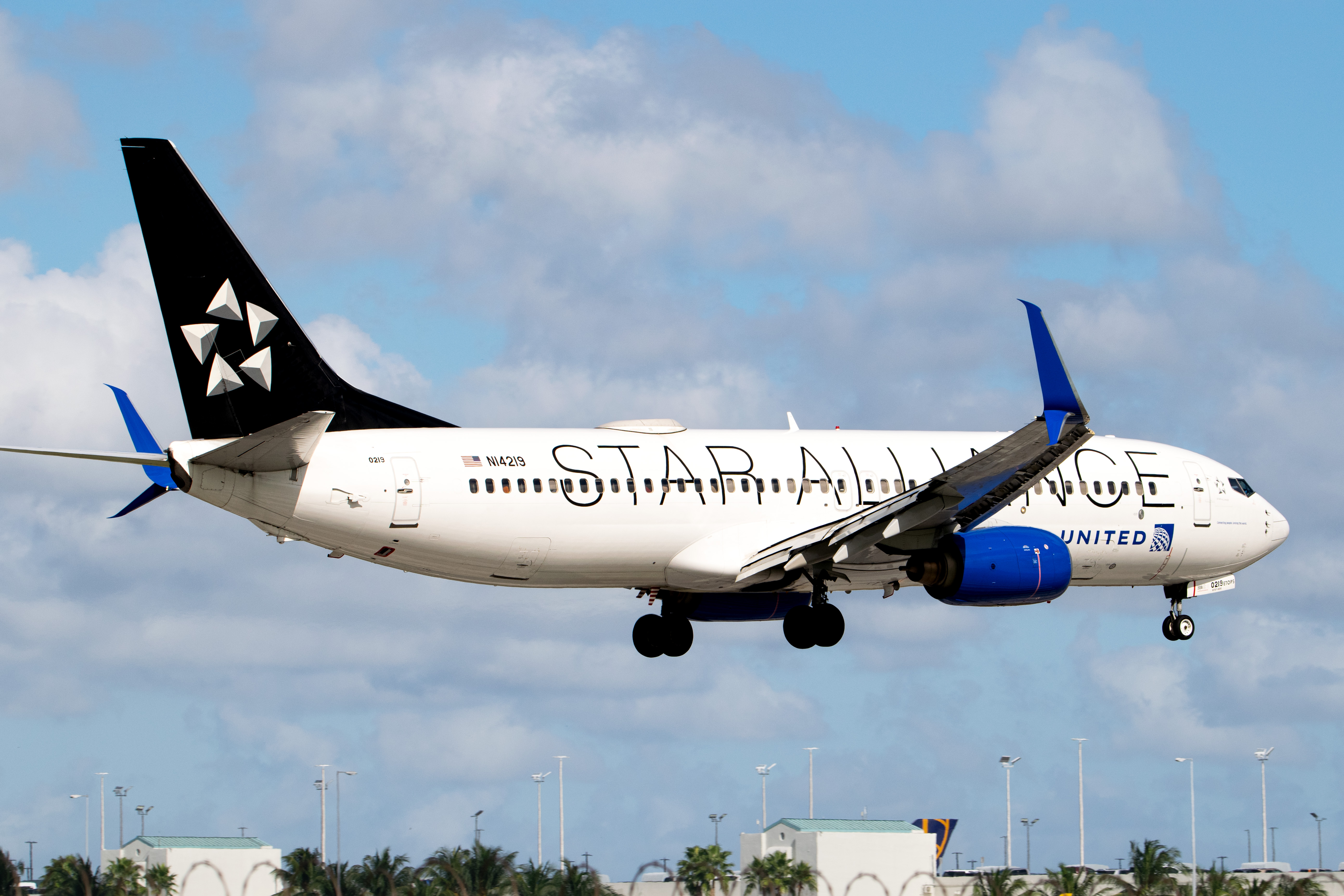 Full size: United Airlines Boeing 737-800 N14219 at Miami International Airport