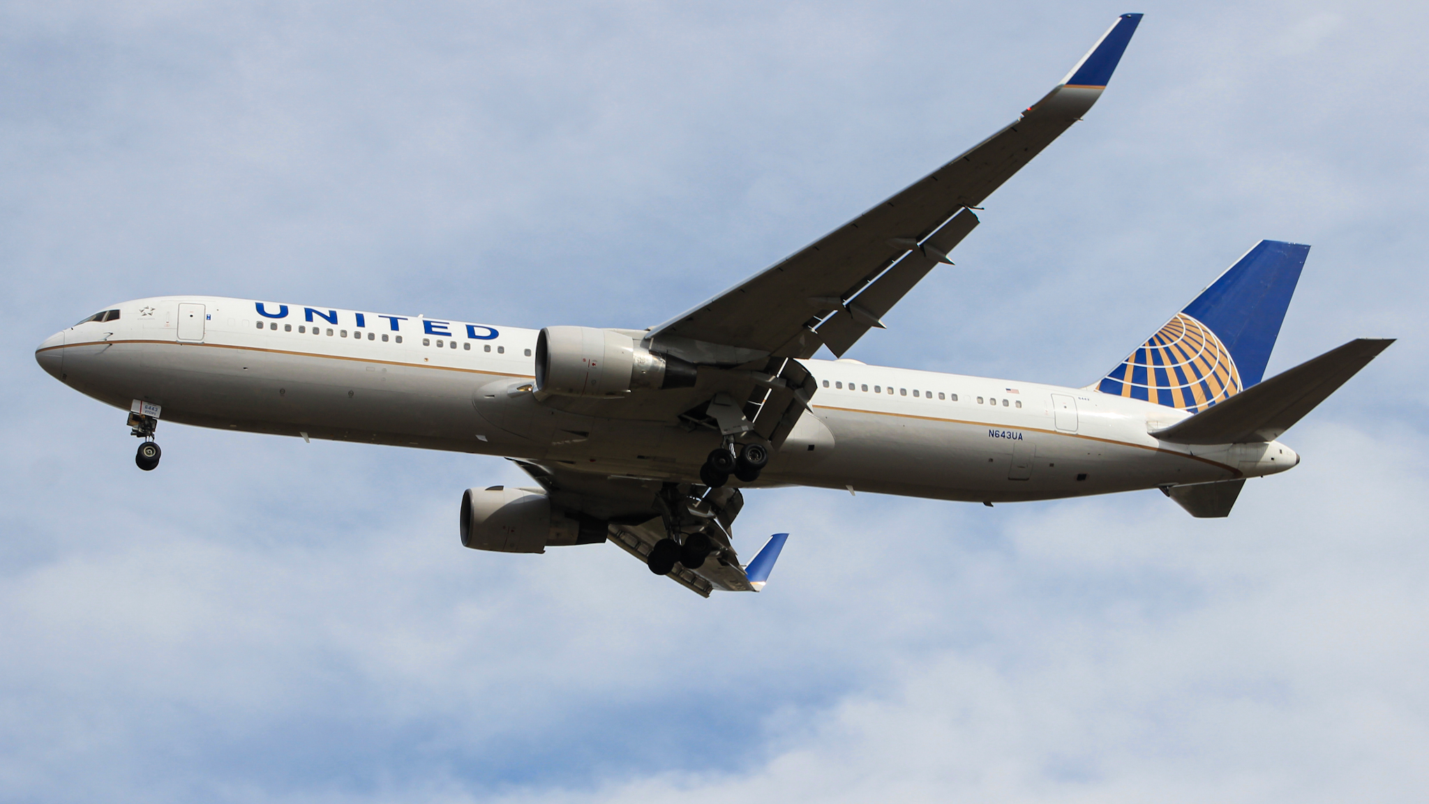Full size: United Airlines Boeing 767-300ER N643UA at Washington Dulles International Airport