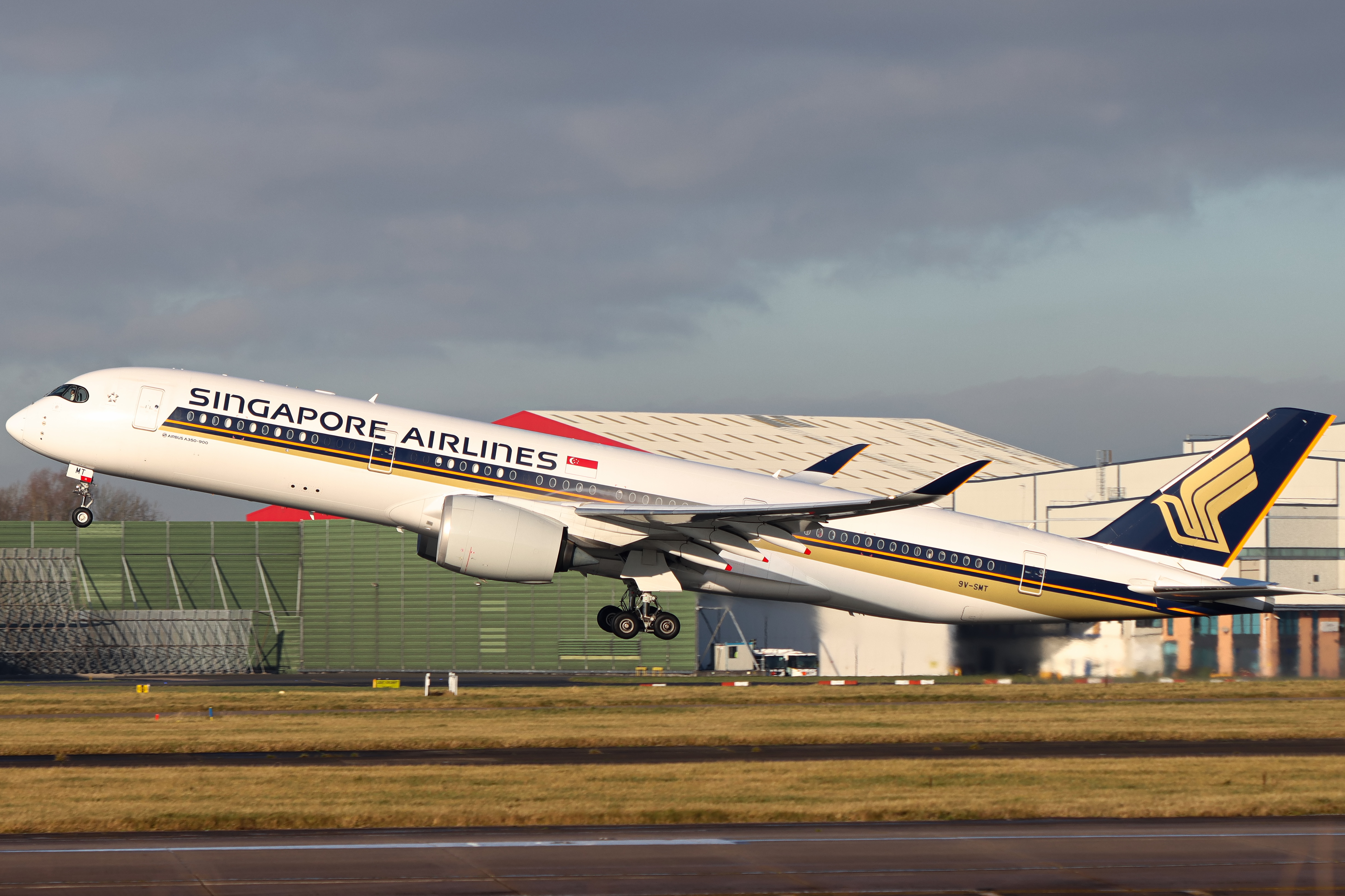 Full size: Singapore Airlines Airbus A350-900 9V-SMT at Manchester Airport