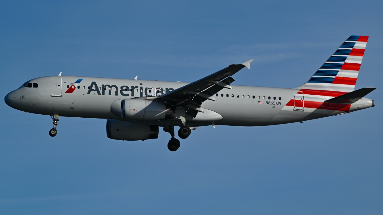 Full size: American Airlines Airbus A320 N665AW at Ronald Reagan National Airport