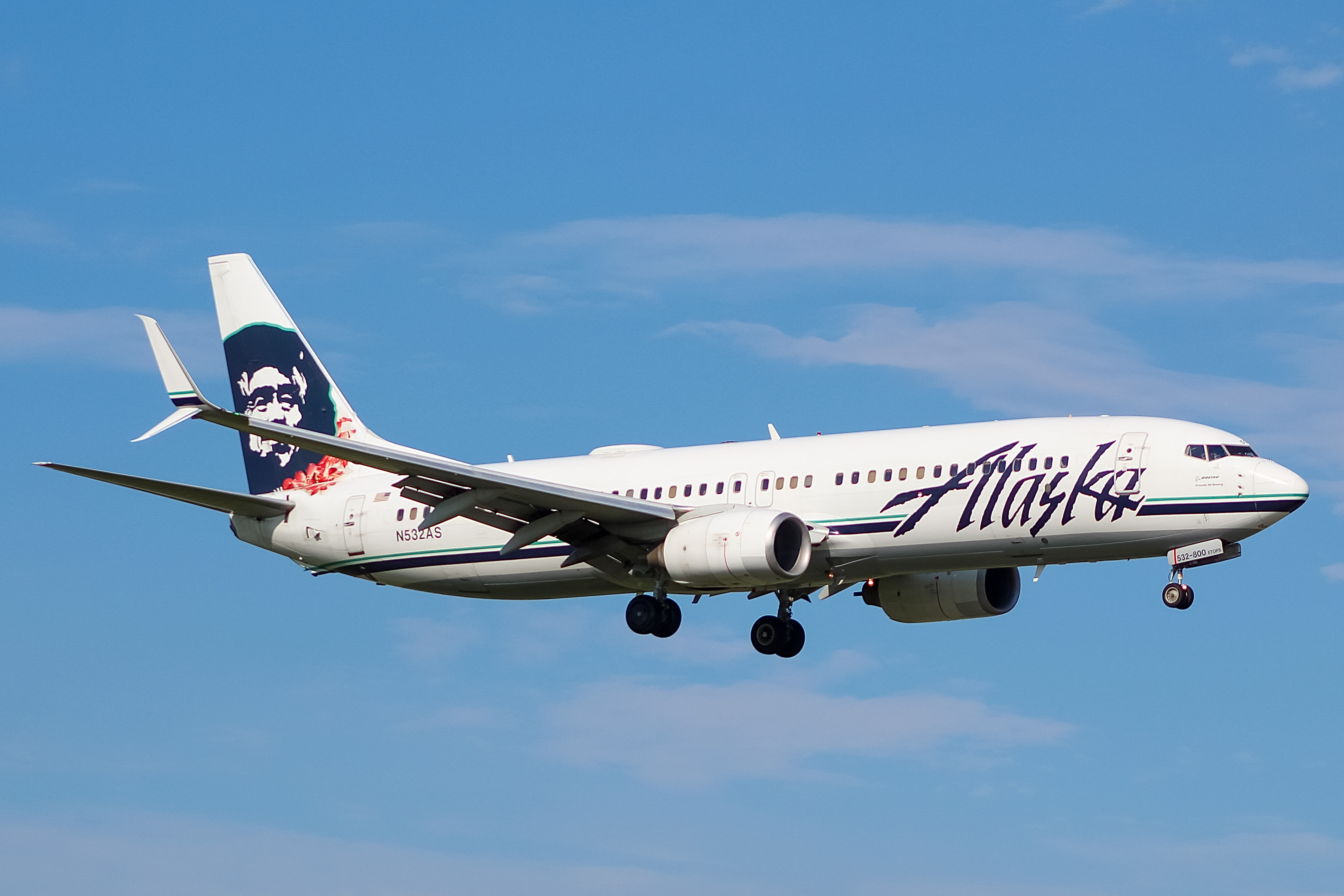 Full size: Alaska Airlines Boeing 737-800 N532AS at General Mitchell International Airport