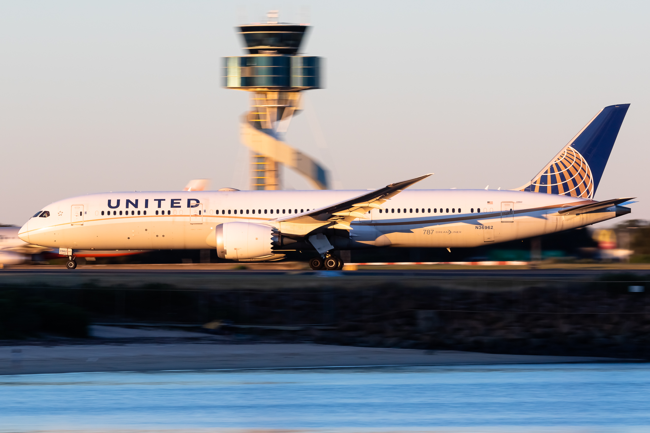 Full size: United Airlines Boeing 787-9 N36962 at Sydney Kingsford Smith Airport
