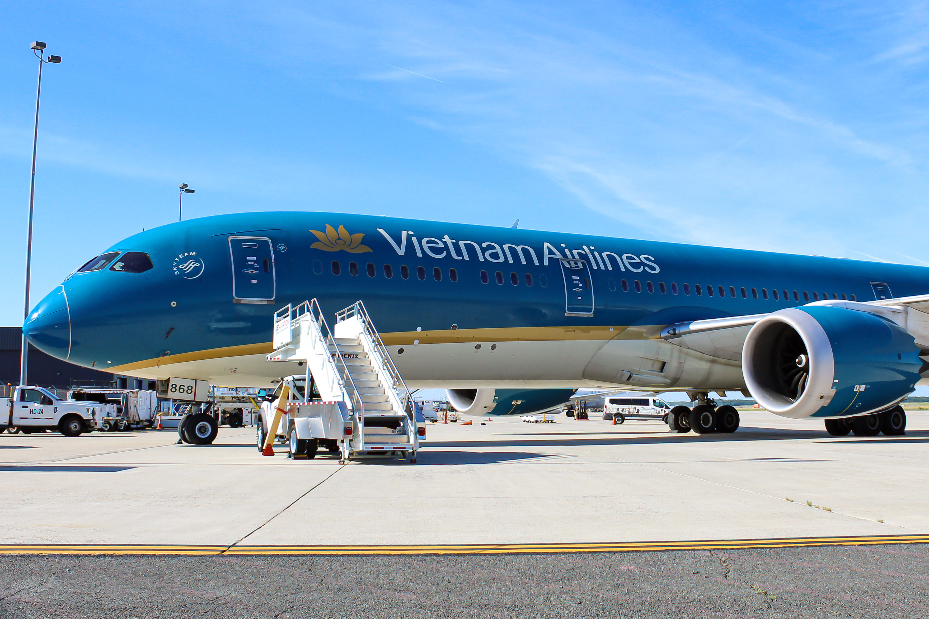 Full size: Vietnam Airlines Boeing 787-9 VN-A868 at Washington Dulles International Airport