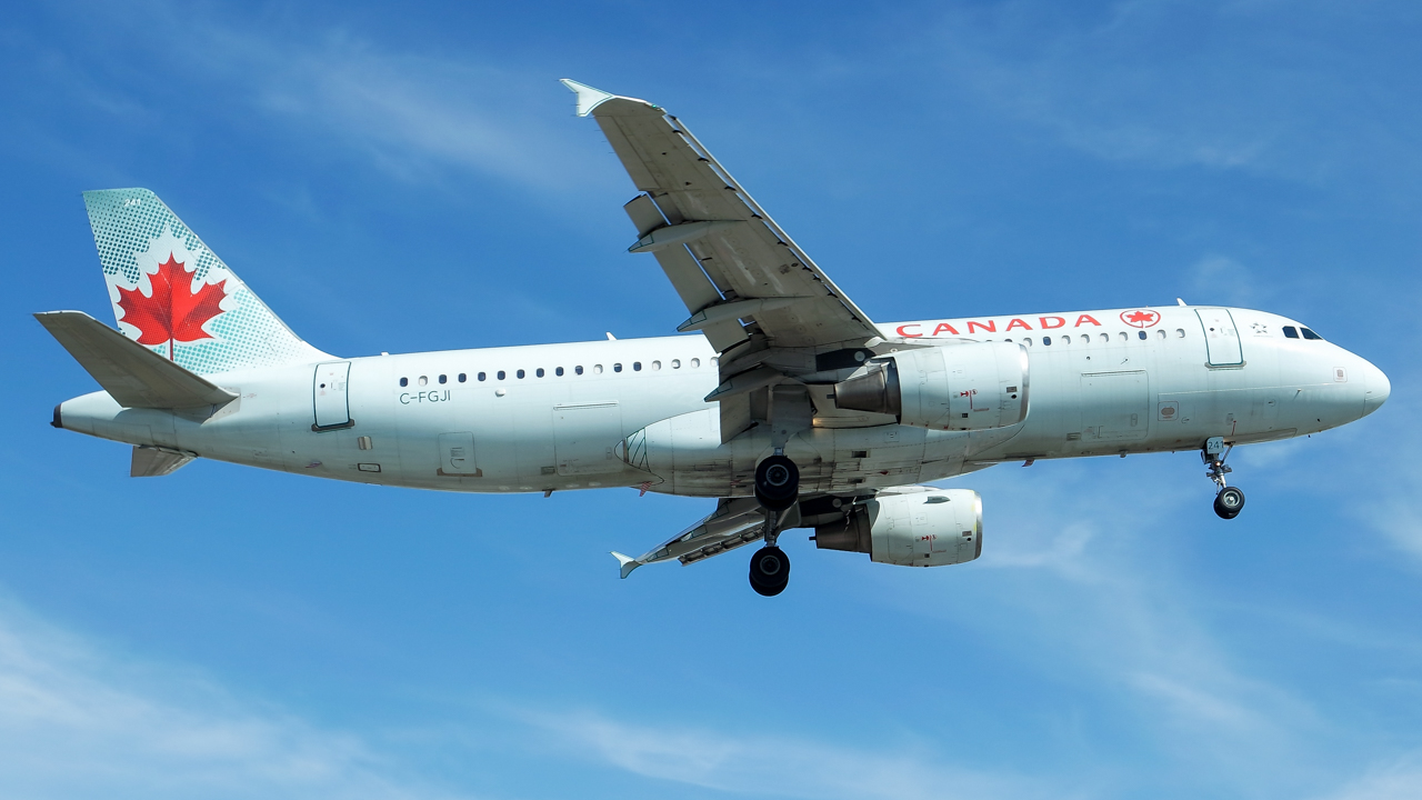 Full size: Air Canada Airbus A320 C-FGJI at Lester B Pearson International Airport