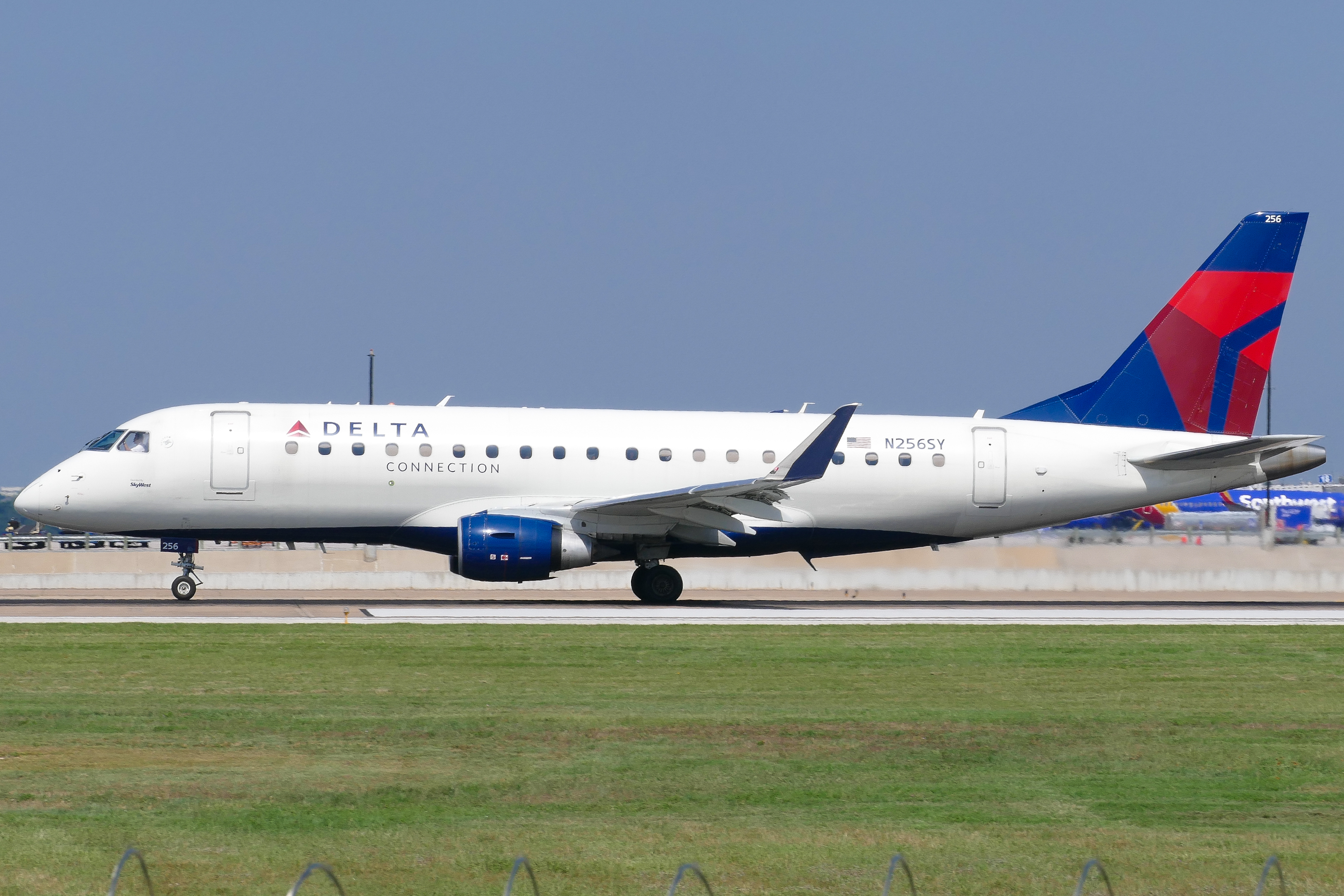 Full size: Delta Connection Embraer E175 N256SY at Austin-Bergstrom International Airport