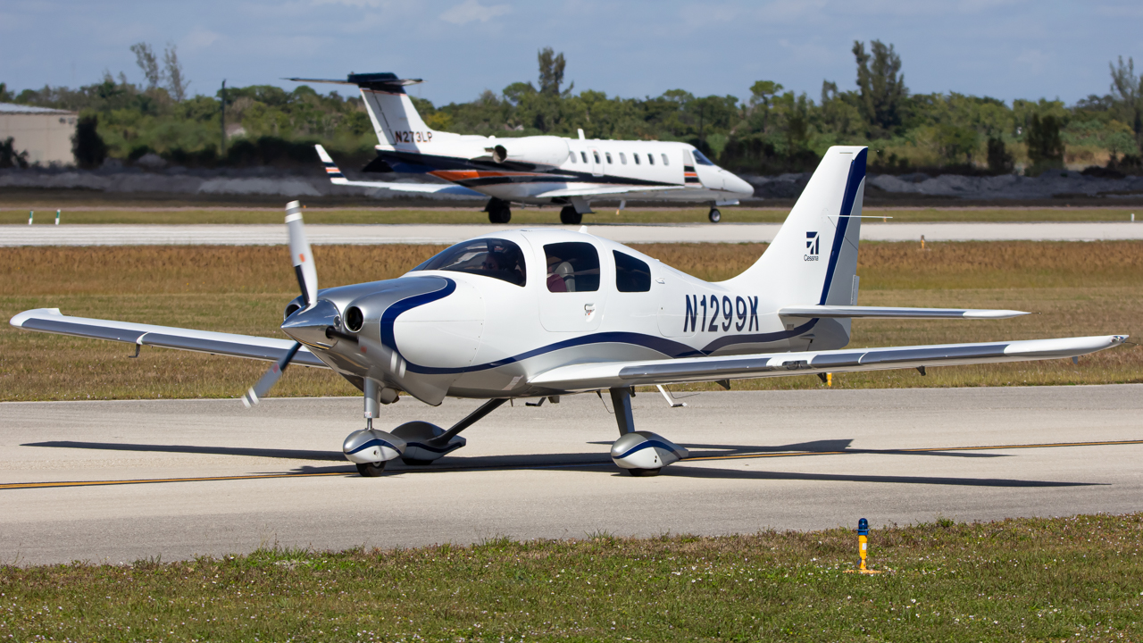 Full size: PRIVATE Cessna LC41-550FG N1299K at Naples Municipal Airport