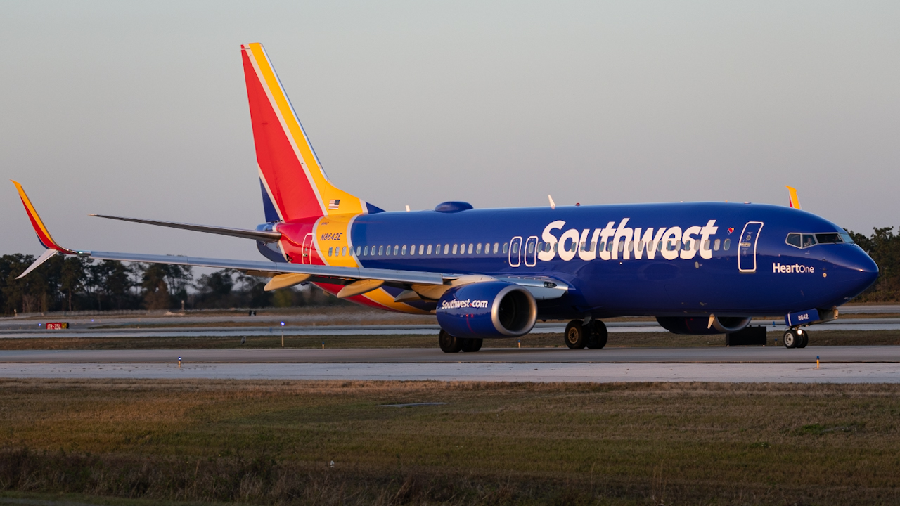 Full size: Southwest Airlines Boeing 737-800 N8642E at Orlando International Airport