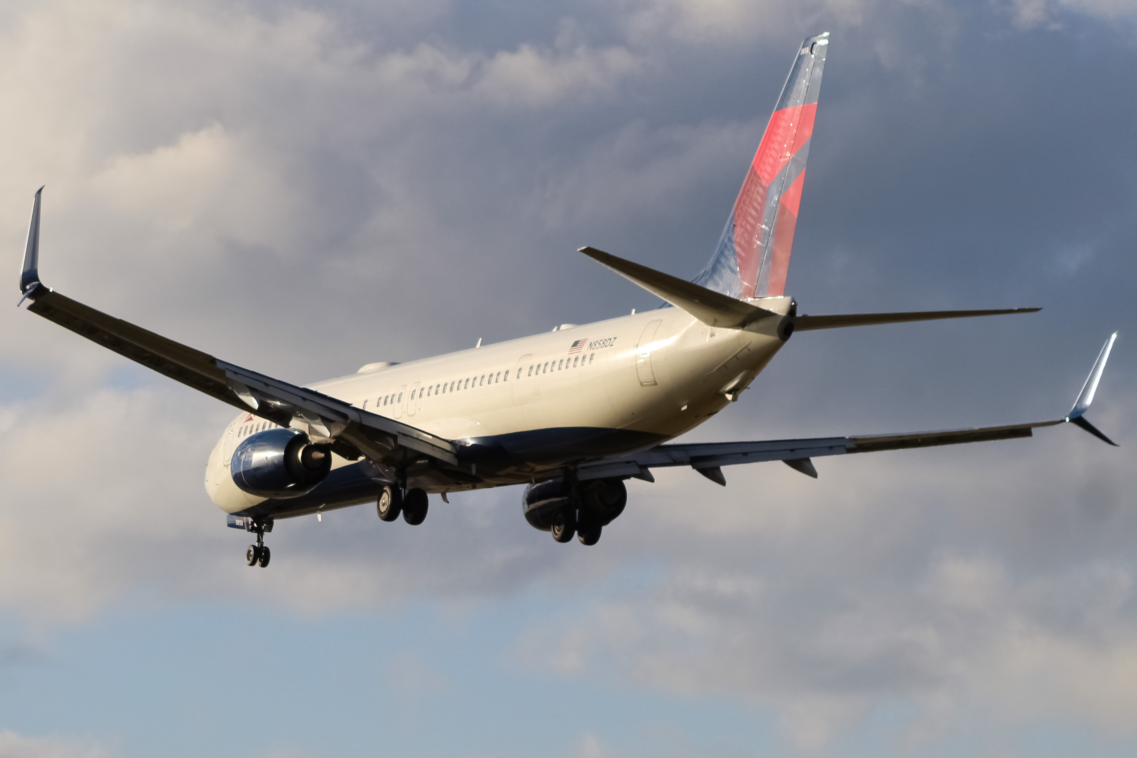 Full size: Delta Airlines Boeing 737-900ER N858DZ at Cincinnati/Northern Kentucky International Airport