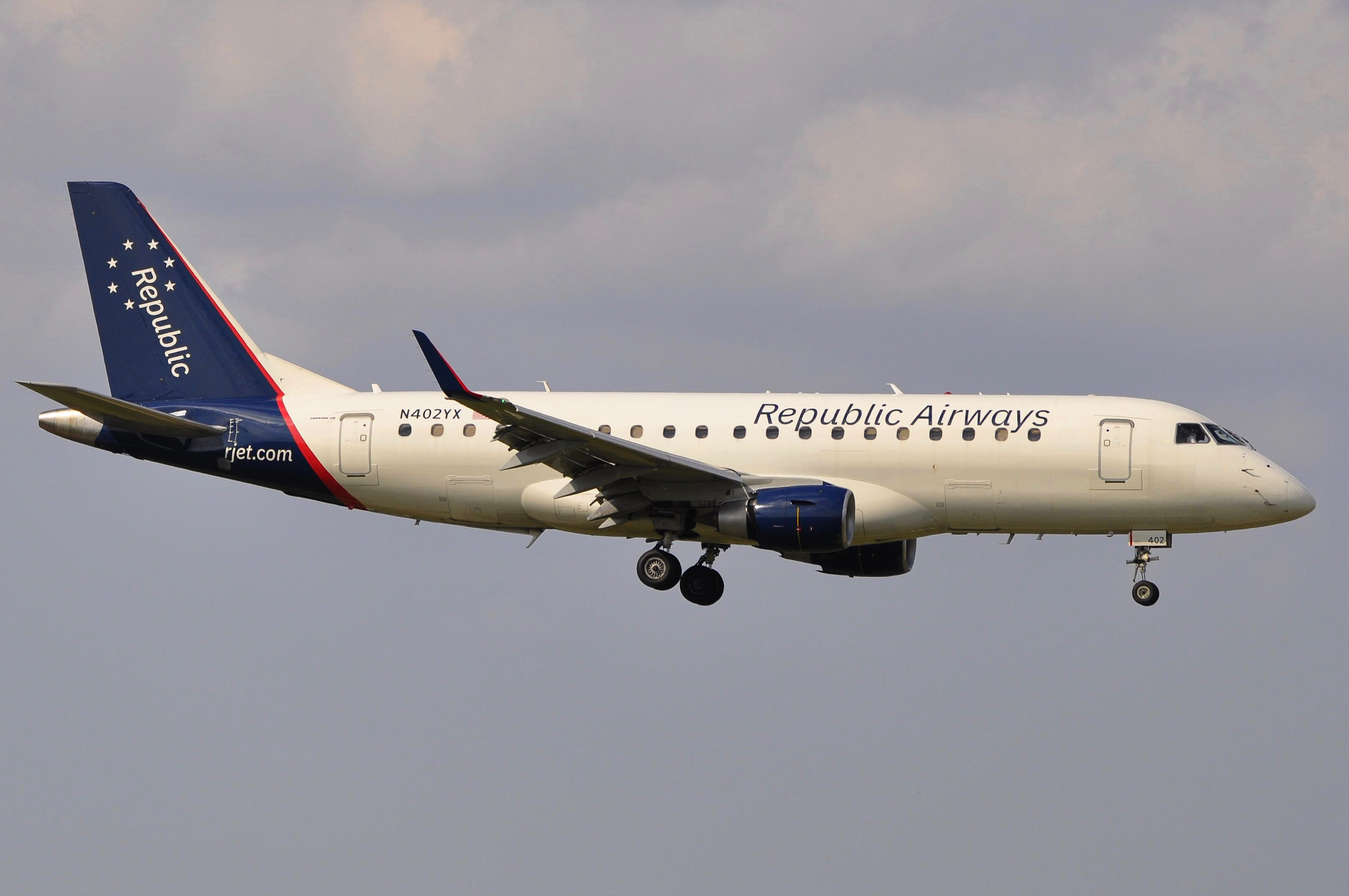 Full size: Republic Airways  Embraer E175 N402YX at Chicago O'Hare International Airport