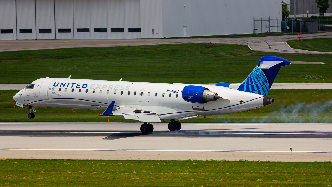 Full size: United Express Mitsubishi CRJ-550 N541GJ at John Glenn Columbus International Airport