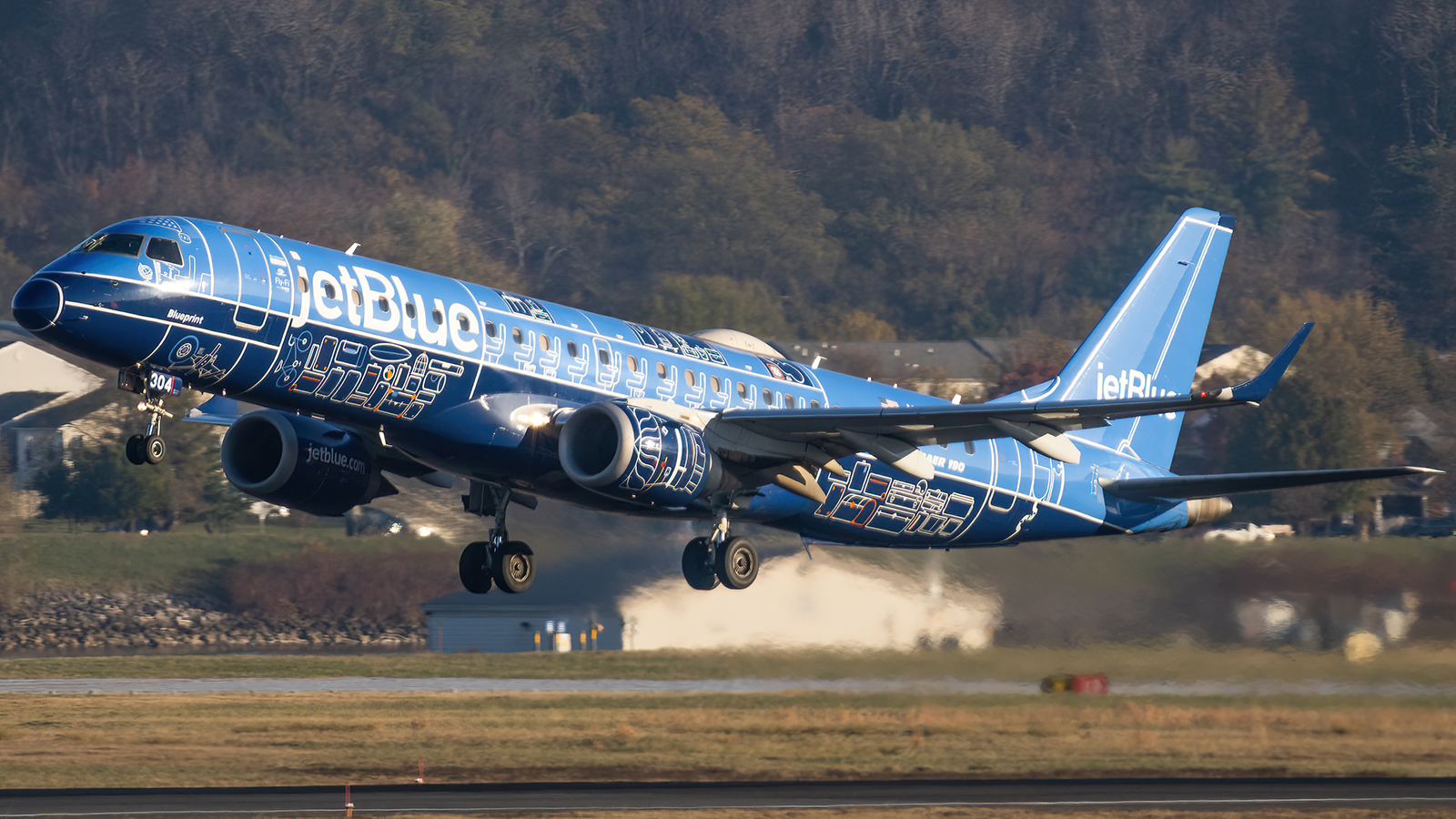 Full size: JetBlue Airways Embraer E190 N304JB at Ronald Reagan National Airport