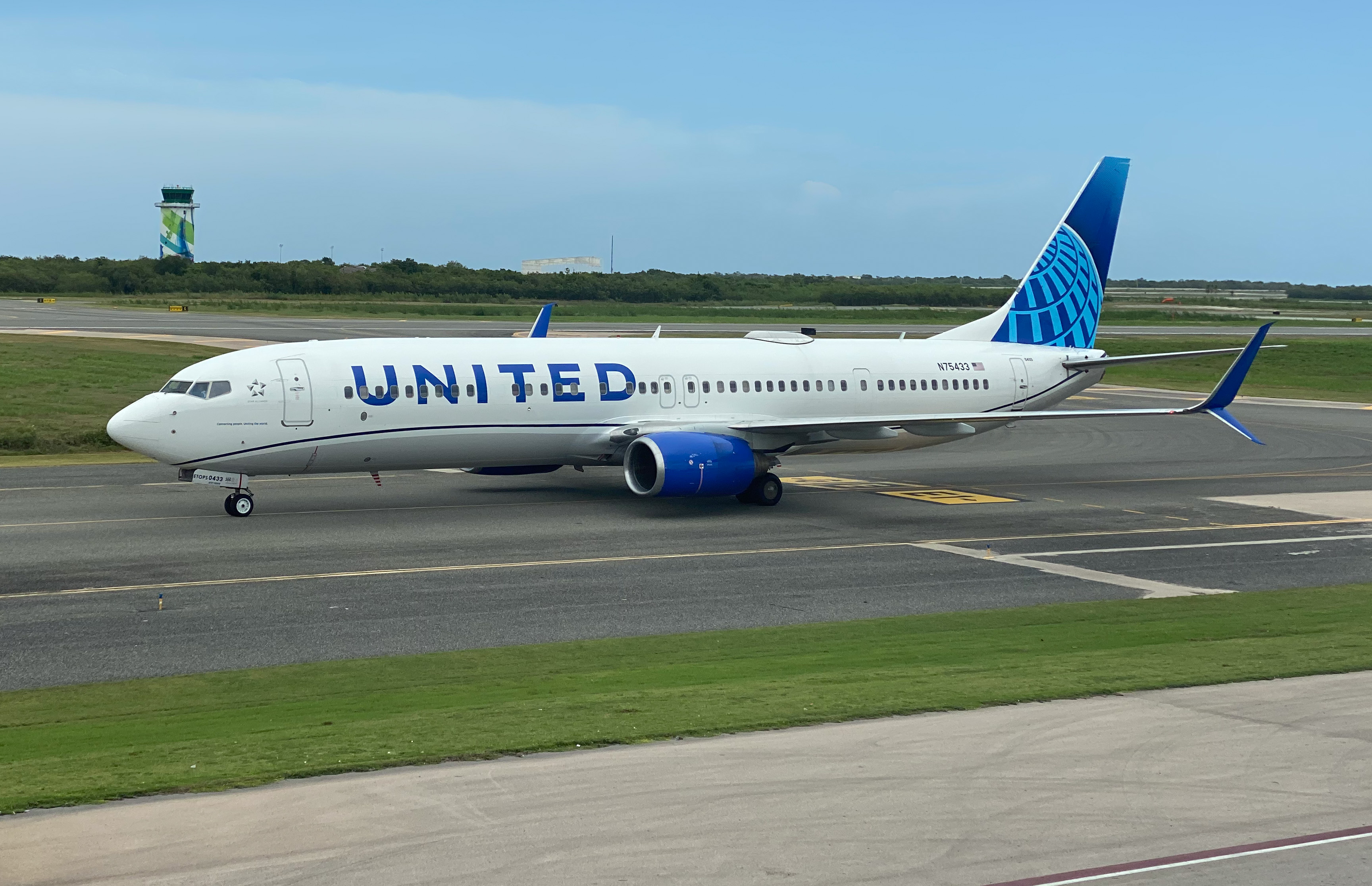 Full size: United Airlines Boeing 737-900ER N75433 at Punta Cana International Airport
