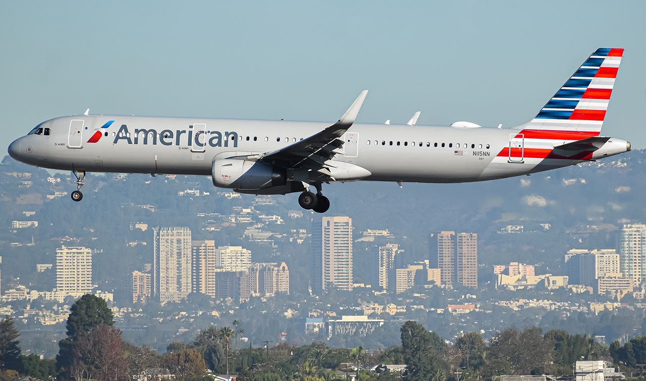 Full size: American Airlines Airbus A321-200 N115NN at Los Angeles International Airport
