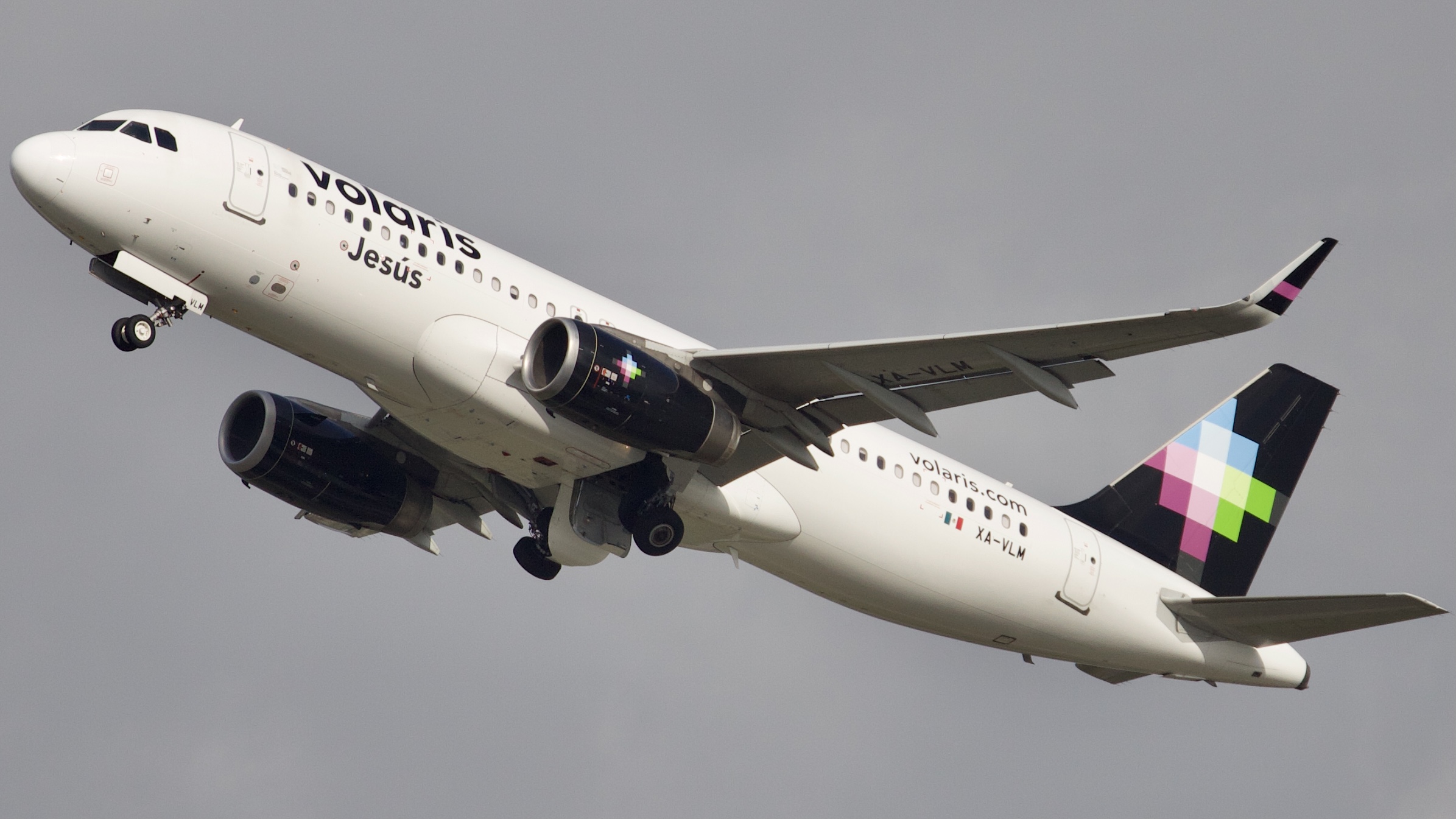 Full size: Volaris Airbus A320 XA-VLM at Houston-George Bush Intercontinental Airport