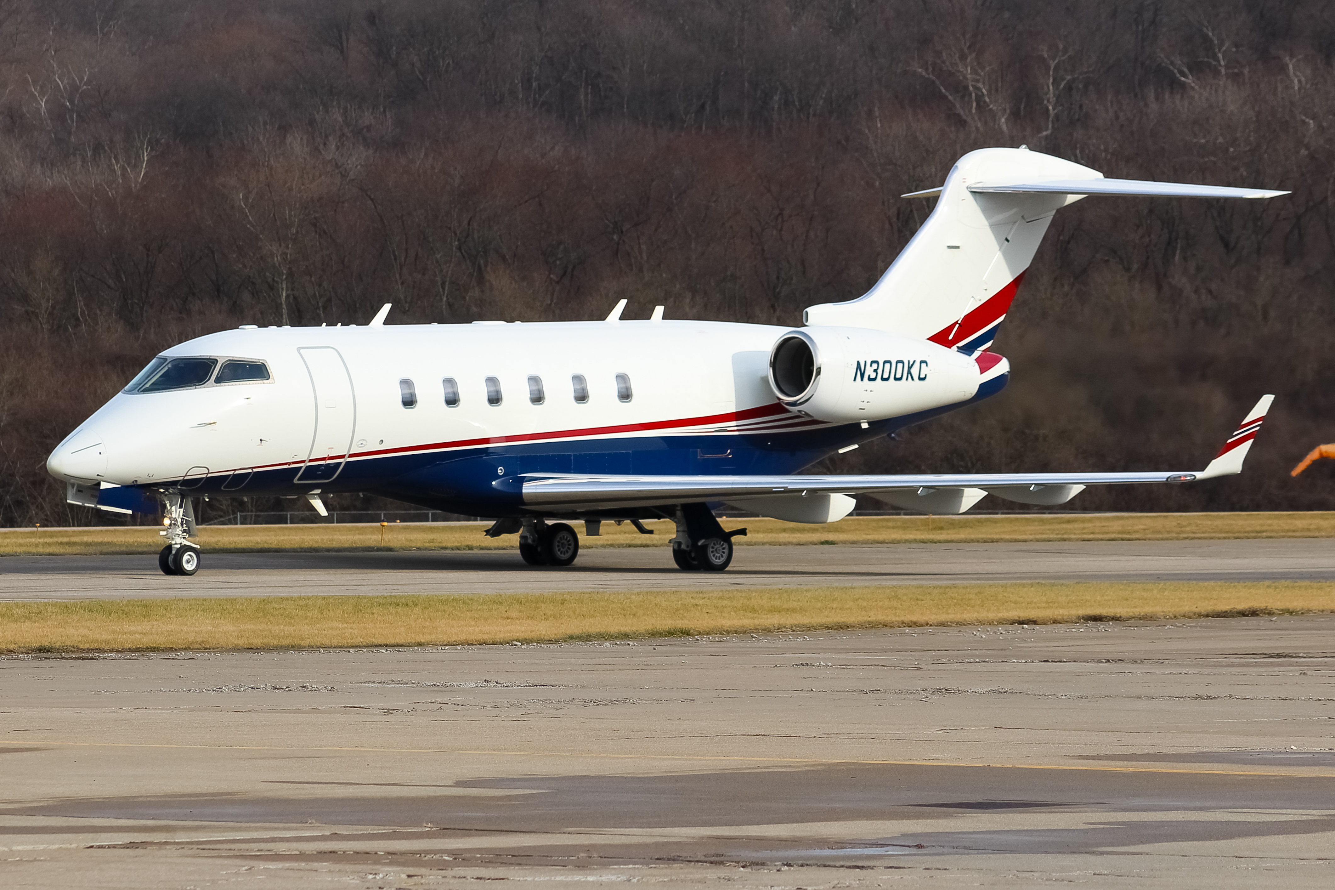 Full size: PRIVATE Bombardier Challenger 300 N300KC at Cincinnati Municipal Airport/Lunken Field
